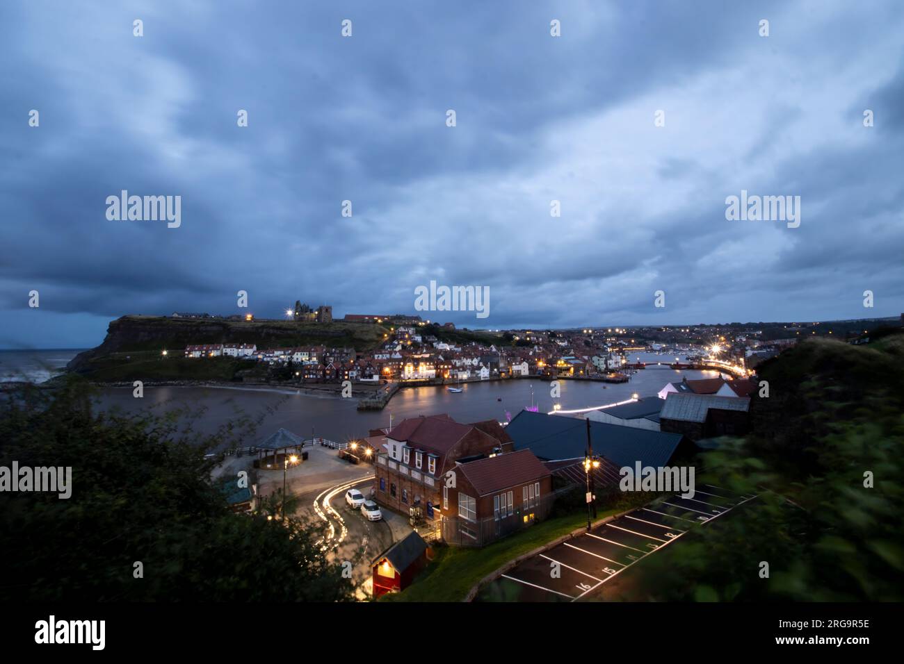 Blick auf die Stadt Whitby in North Yorkshire, Großbritannien bei Abenddämmerung Stockfoto