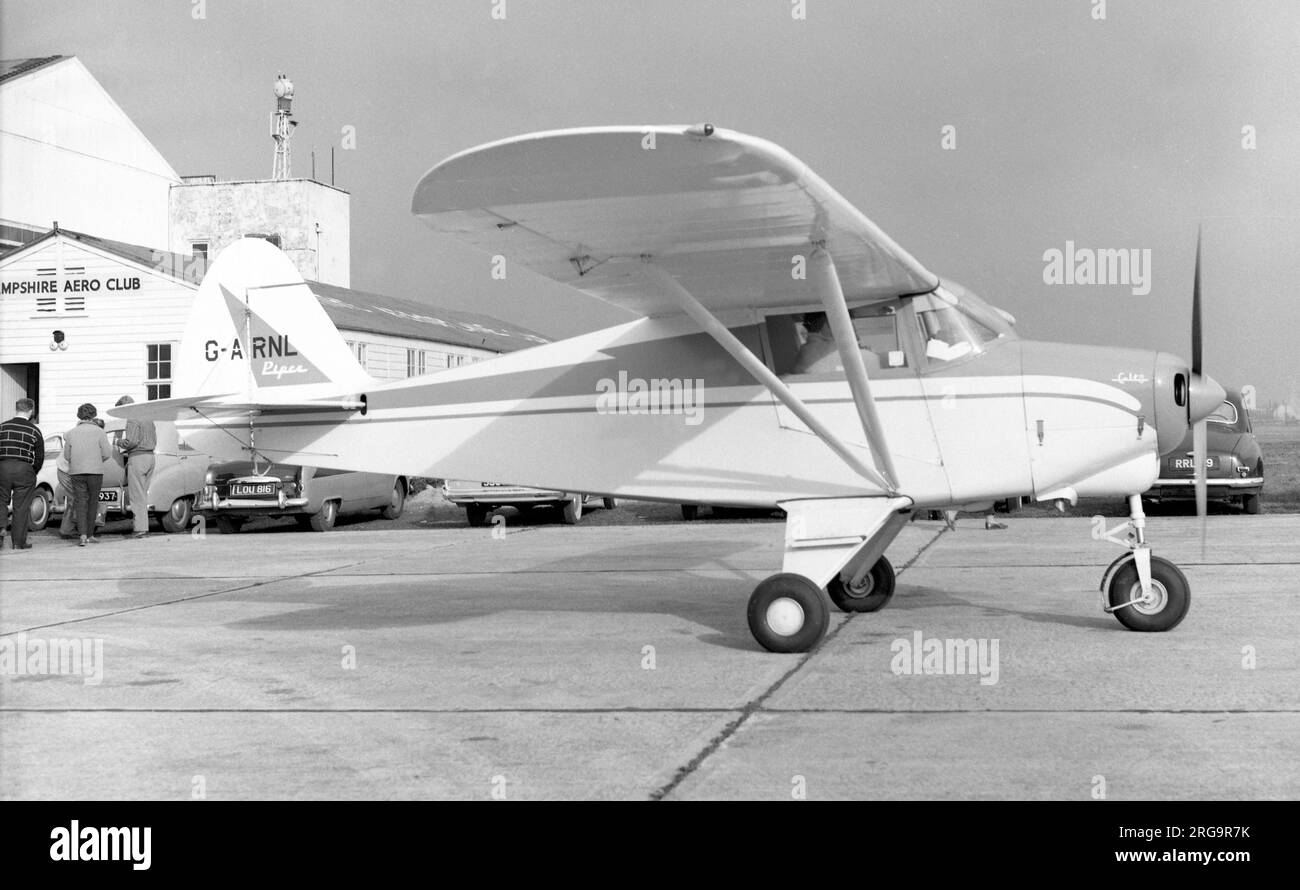 Piper PA-22 Colt G-ARNL (msn 22-8625) im Hampshire Aero Club auf RNAS Lee-on-Solent. Stockfoto