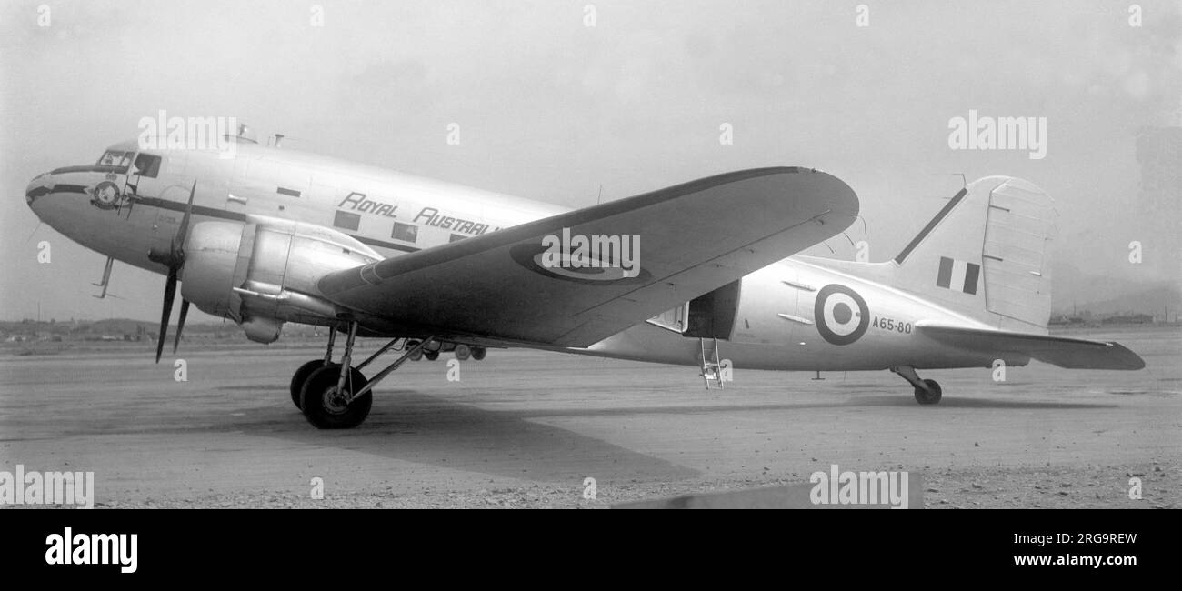 Royal Australian Air Force - Douglas Dakota A65-80, K-16 Air Base, bei Seoul, in Korea. Stockfoto