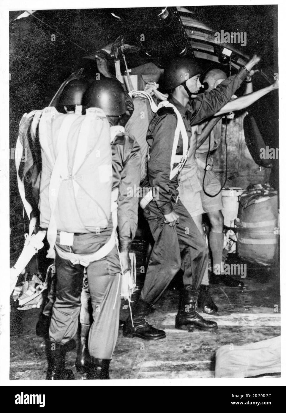 Thailändisches Fallschirmjägertraining der Royal Air Force bei der RAF Sembawang in Singapur 04:auf den Punkt! Action -Station -Signatur- (Action Stations - Vorbereitung auf den Sprung von der Valetta) Stockfoto