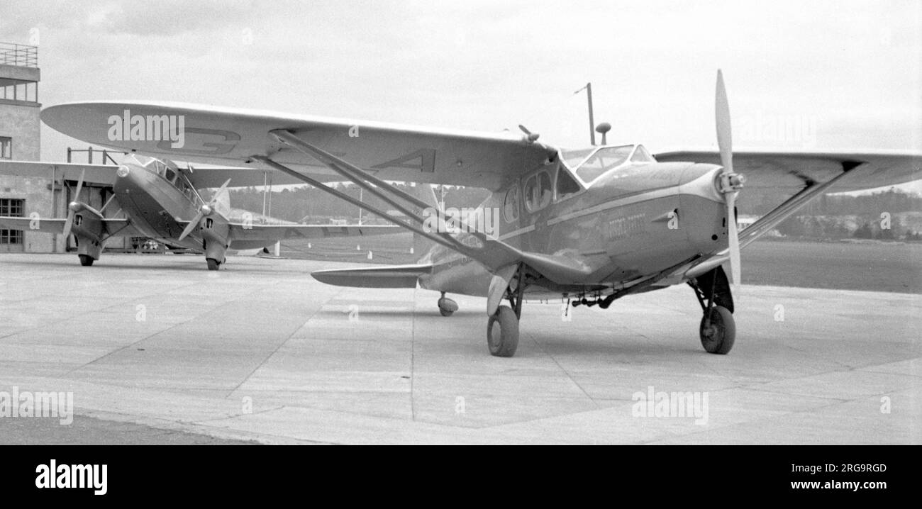 Heston Typ 1 Phoenix G-AESV, Eigentum von Standard Telephonics in Brooklands. Die G-AESV war von der Royal Air Force als X2891for. Staffel Nr. 24 beeindruckt; Aeroplane & Armament Experimental Establishment in Boscombe Down für Blindflugversuche im Dezember 1941; Scottish Aviation Ltd In Prestwick 1942; Air Fighting Development Unit bei RAF Wittering 1943. Nach dem Krieg wurde AESV wieder als G-AESV registriert und flog regelmäßig bis April 1952, als es in den französischen Alpen abstürzte. Stockfoto