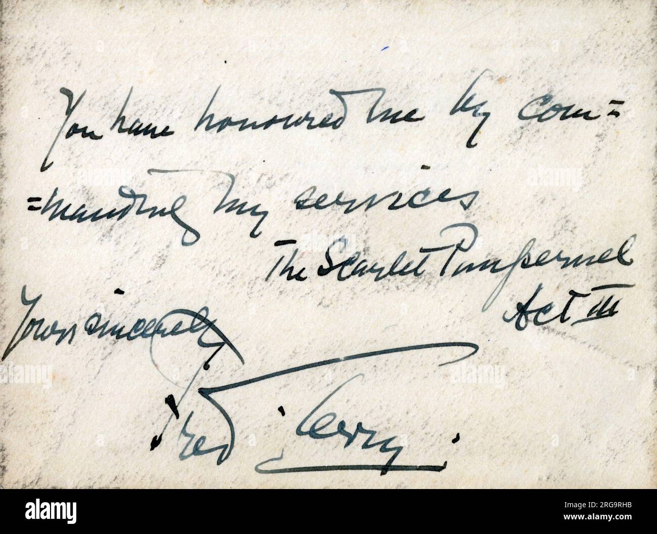 Ein kleiner Umschlag, unterzeichnet vom berühmten Actor-Manager Fred Terry (1863-1933) und begleitet von einem recht feinen Zitat aus dem Scarlet Pimpernel (Akt III): "Ihr habt mich geehrt, indem Ihr meine Dienste befohlen habt." Stockfoto