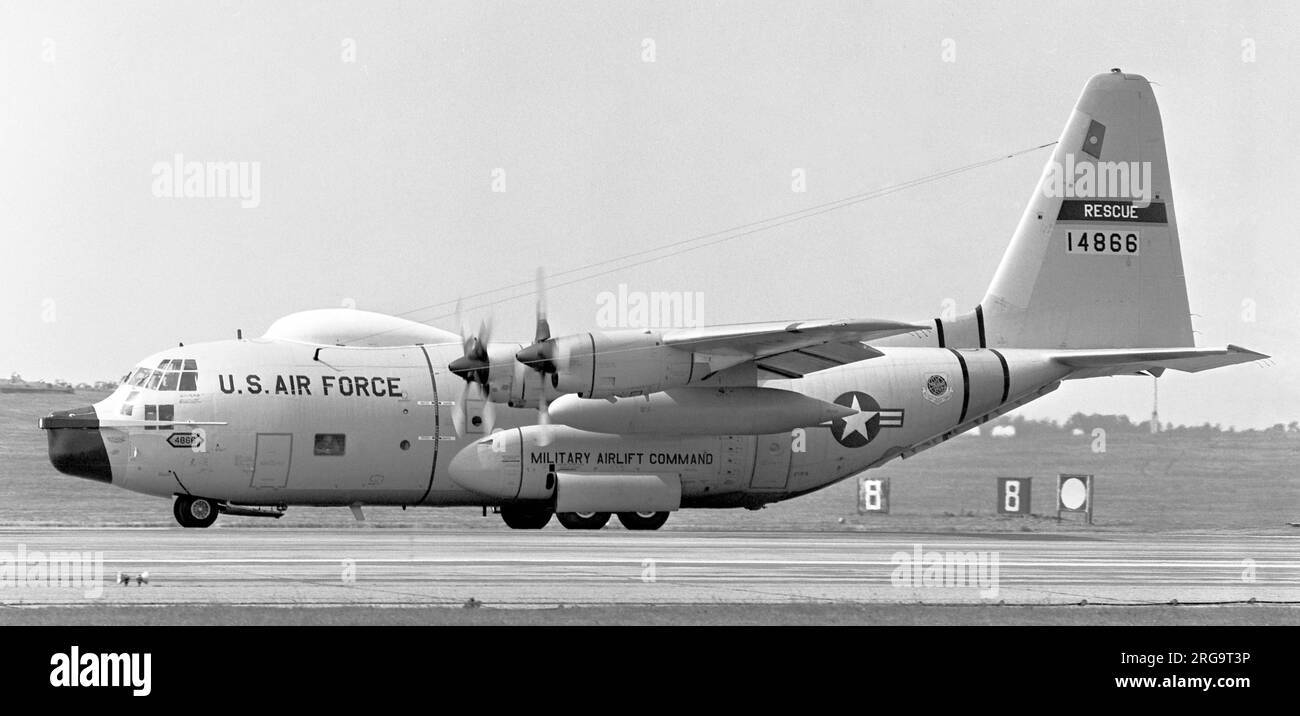 United States Air Force - Lockheed HC-130H-LM Hercules 64-14866 (msn 382-4099) von Military Airlift Command Aerospace Rescue and Recovery Service (ARRS), RAF Lakenheath. Sichtbar sind die Gabeln des Fulton-Bergungssystems, die auf beiden Seiten der Nase verstaut sind. Umgebaut auf WC-130H - Flug mit 53. WRS in Keesler im Jahr 2005. 2006 an 125. FW von Florida ANG in Jacksonville IAP. Mai 2011 - 156. AW von Puerto Rico ANG. Im April 2018 zur Entsorgung an Ft Benning, GA., und dann an AMARC weitergegeben. Stockfoto