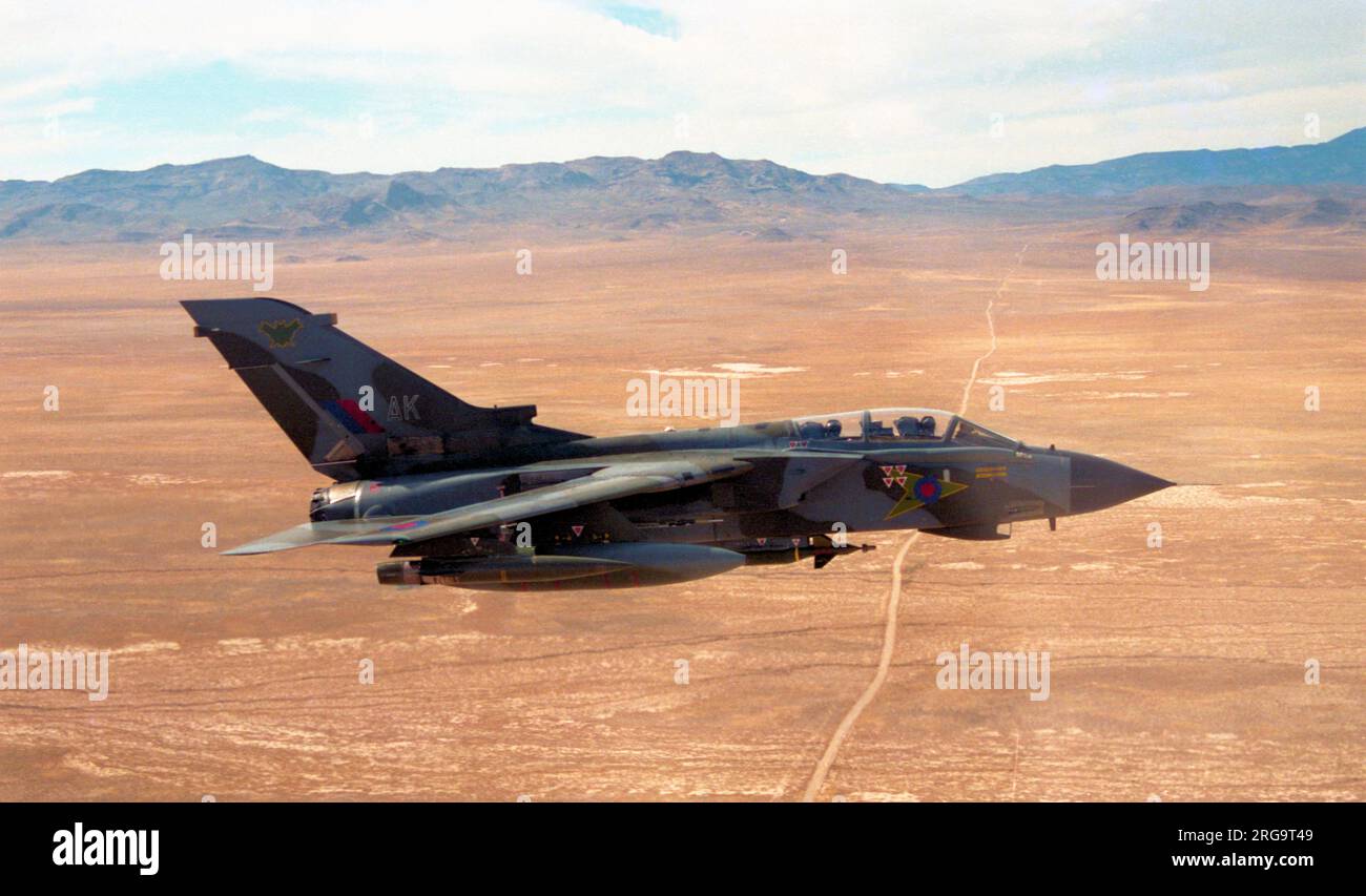 Royal Air Force - Panavia Tornado GR.1 ZD748 AK, von Nummer 9 Geschwader fliegt über die Gebirgszüge in der Nähe von Las Vegas, bei Einer Red Flag Übung. Stockfoto