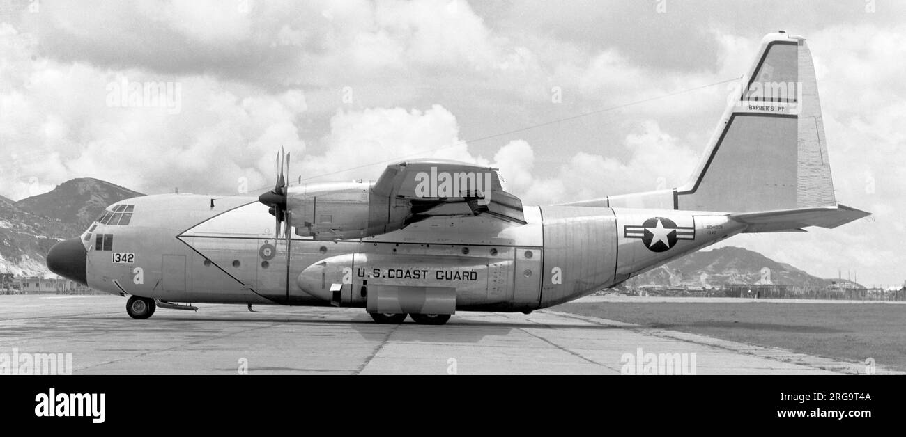 United States Coast Guard - Lockheed SC-130B-LM Hercules Nummer: (USCG)1342 (msn 282-3548) an der USCG-Station Barbers Point, Hawaii. Bestellt auf USAF-Vertrag als C-130B-LM 58-6974, aber umbenannt als R8V-1G mit USCG-Büronummer: 1342, dann SC-130B im Jahr 1962 und nacheinander HC-130g und HC-130B. MASDC AS 45002 wurde am 29. Juli 1982 der Code CF0032 neu zugewiesen und später verschrottet. Stockfoto