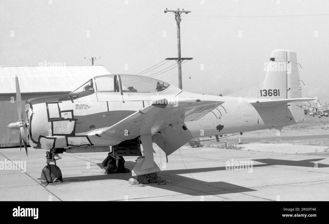 United States Air Force - North American AT-28D 51-3681 (msn 174-219) , in Lagerung im Sacramento Air materiel Area (SMAAR), McClellan AFB, CA. Gebaut als T-28A-NA Nummer: 3681 wurde der 3300. Pilot Training Group, Graham AFB, FL, zugewiesen. Nach mehreren Abtretungen und Lagerzeiten bei der MASDC-Nummer wurde Fairchild-Hiller, Crestview, FL, am 26. Juli 1973 3681 für die Umstellung auf AT-28D-5 (Zeilennummer 39) zugeteilt und als Bodenlehrflugzeugzelle erneut an Sacramento Air materiel Area (SMAAR), McClellan AFB, CA. Geliefert. Geliefert an die Honduranische Luftwaffe, Fuerza Aerea Hondurena Stockfoto