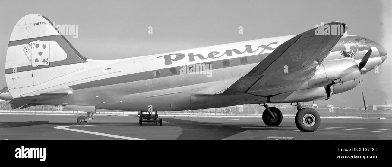 Curtiss-Wright C-46D-15-CU Commando N95445 (msn 33477 - ex 44-78081) von Phenix Airlines. Eine von mehreren vorschriftswidrigen Fluggesellschaften, die speziell für den Transport von Spielern zu Kasinos existierten, war Phenix Airlines, über das wenig bekannt ist, das aber möglicherweise Phenix City, Alabama, einen 1950er km langen Hotspot für das Nachtleben bedient hat. Beachten Sie, wie die Spielkarten auf der Flosse dieses geleasten Curtiss C-46 mit der N95445-Registrierung übereinstimmen. 44-78081 geliefert am 14. März 1946 gekauft von Kathryn R. Martin als N95445. 1955 von Aero Finance Phoenex gekauft und im November 1957 an Paraguayan Air Services vermietet. Gekauft von Marshal Stockfoto