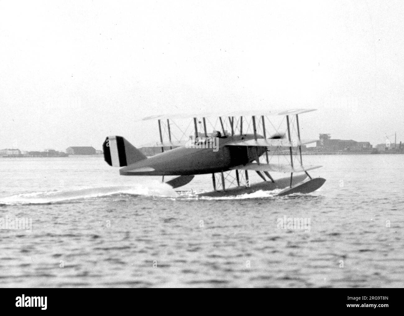 United States Navy - Curtiss 18T-2 A3325 startet als Wasserflugzeug. Nach dem 1922. Curtiss Marine Trophäenrennen mit mechanischen Problemen hatte die Navy keinen dringenden Bedarf für beide 18Ts. A3325 wurde für weitere Tests in Garden City gelassen, wo ein längerer Flügelsatz mit zwei Buchten mit Streben und einer Spannweite von of40 FT7 Zoll (12,25 m) montiert wurde, wie der 18T-2. Am 18. September 1919 setzte Curtiss Testpilot Roland Rholfs mit diesem Flugzeug einen neuen Weltrekord in Höhe von of34,91 0 ft (10.640 m). Die A3325 ist mit Schwimmwesten ausgestattet und hat außerdem einen Weltrekord in der Höhe des Wasserflugzeugs aufgestellt. Stockfoto