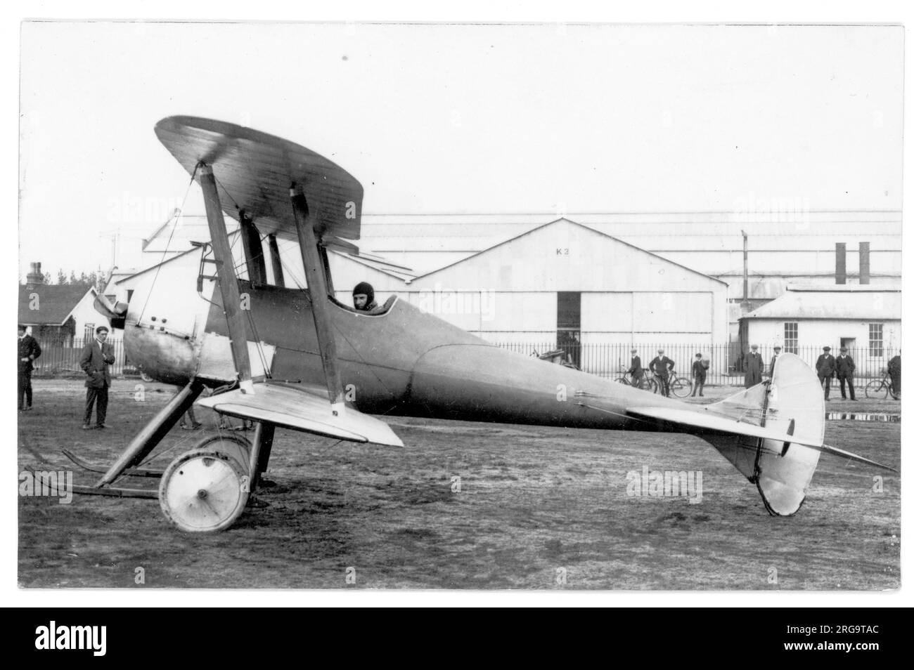 Royal Aircraft Factory S.E.2 (Scouting Experimental 2) mit Geoffrey de Havilland an der Kontrolle. Eine von mehreren Schritten in der Royal Aircraft Factory, von der B.S.1 bis zur S.E.5 und Nachkriegsentwicklungen, die im Gloster Grebe gipfelten. Stockfoto
