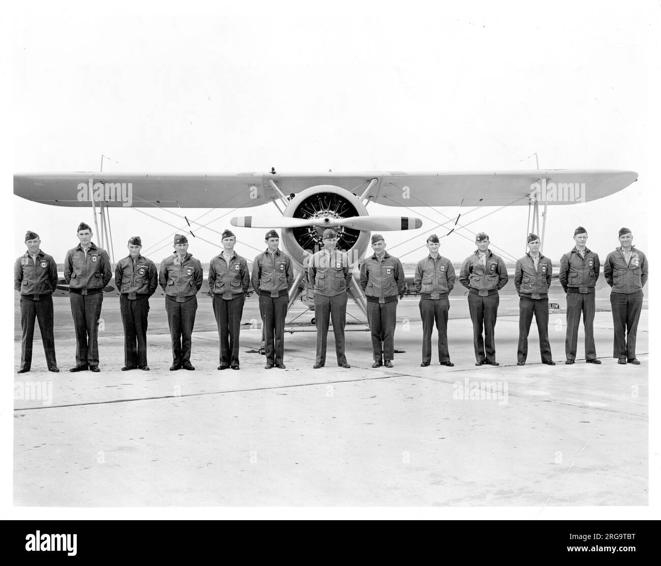 United States Marine Corps - Vought O3U-6 Corsair von VO-8M in Mines Field, Los Angeles, Kalifornien, für die National Air Races 1936. Das Marine Corps Team von VO-8M der 2. Marinebrigade; von links nach rechts:- 1. Leutnant James M. Daly 1. Leutnant John Wehle Captain Frank H. Schwable Captain Raymond E. Hopper Captain John N. Hart Captain Frank H Lamson-Scribner Captain Thomas J. Cushman (kommandierender Offizier) Captain Lawson H.M. Sanderson (leitender Offizier) Captain Willain C. Lemly Captain Lofton R. Henderson Captain Roger T. Carleson 1. Leutnant Ernest R. West 1. Leutnant Mazet Stockfoto