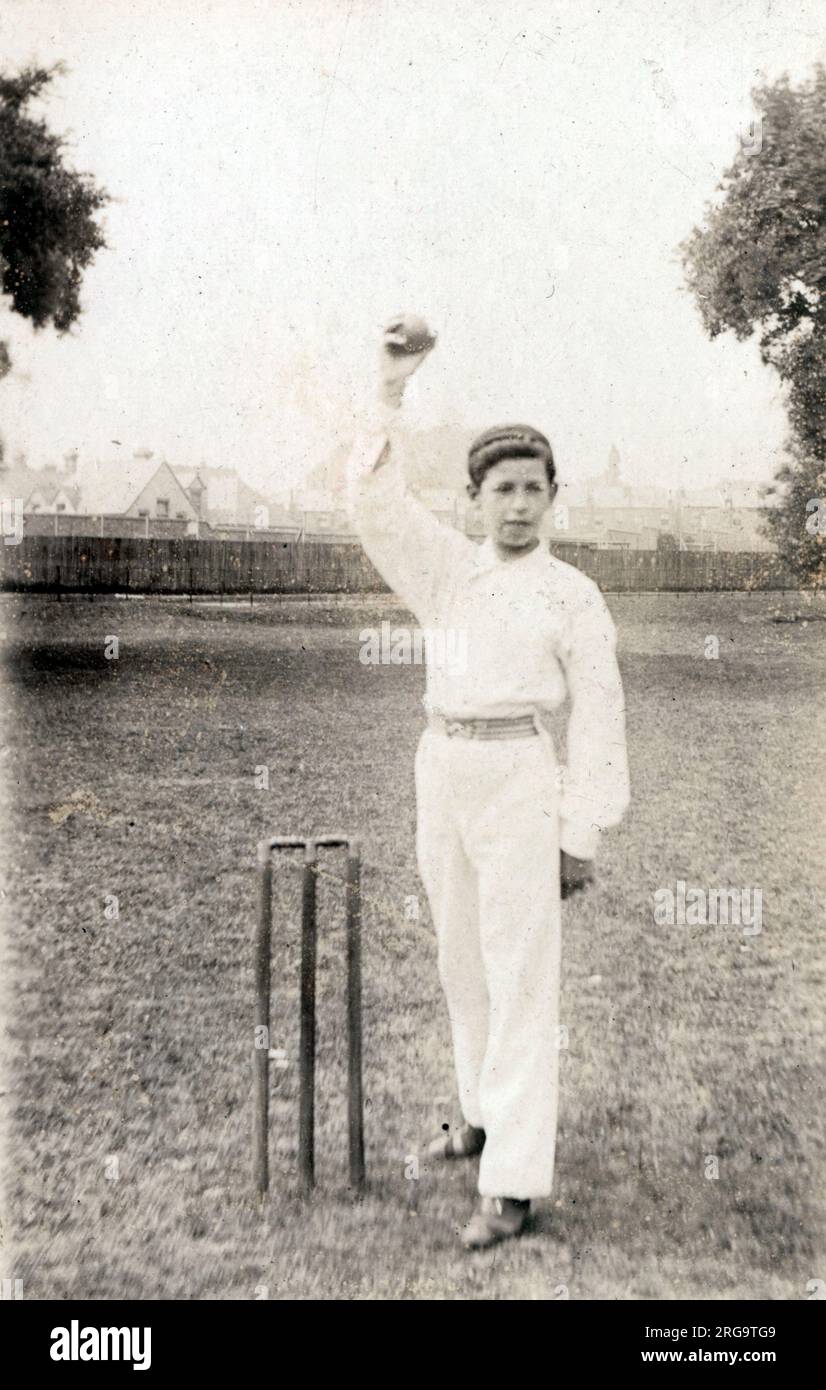 Ein junger Bowler, Master Charles Beck, bereitet sich darauf vor, eine krasse Pause abzuhalten... Stockfoto