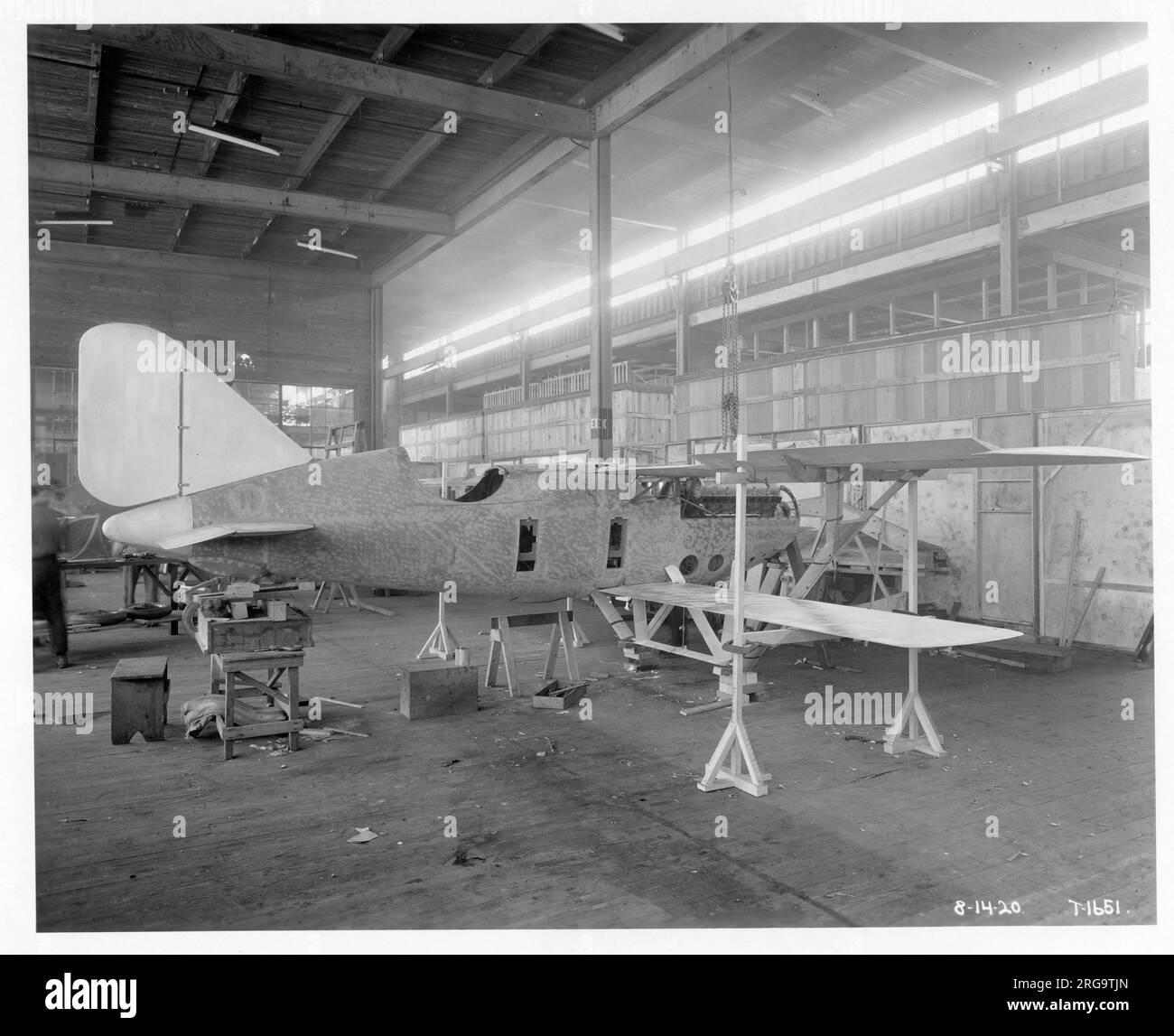 Einer der beiden Curtiss-Cox Model 22 Rennwagen, die als Monoplane zusammengebaut wurden, bevor sie für den Versand nach Frankreich verpackt wurden. Im Frühjahr 1920 beschloss der texanische Ölmillionär S.E. J. Cox, zwei Rennwagen für das James Gordon Bennett Rennen bauen zu lassen, das im folgenden September in Frankreich stattfinden soll. Die beiden Flugzeuge (Texas Wildcat und Cactus Kitten) wurden hastig entworfen, gebaut und für den Versand nach Frankreich verpackt, ohne den Vorteil von Flugtests. Stockfoto