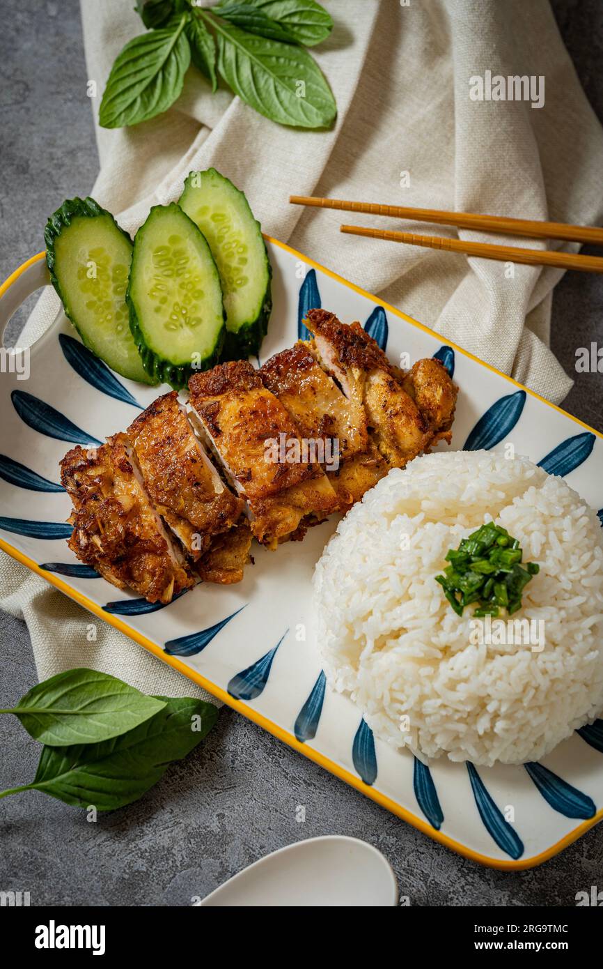 Vietnamesischer Reis serviert mit Hühnersteak Stockfoto