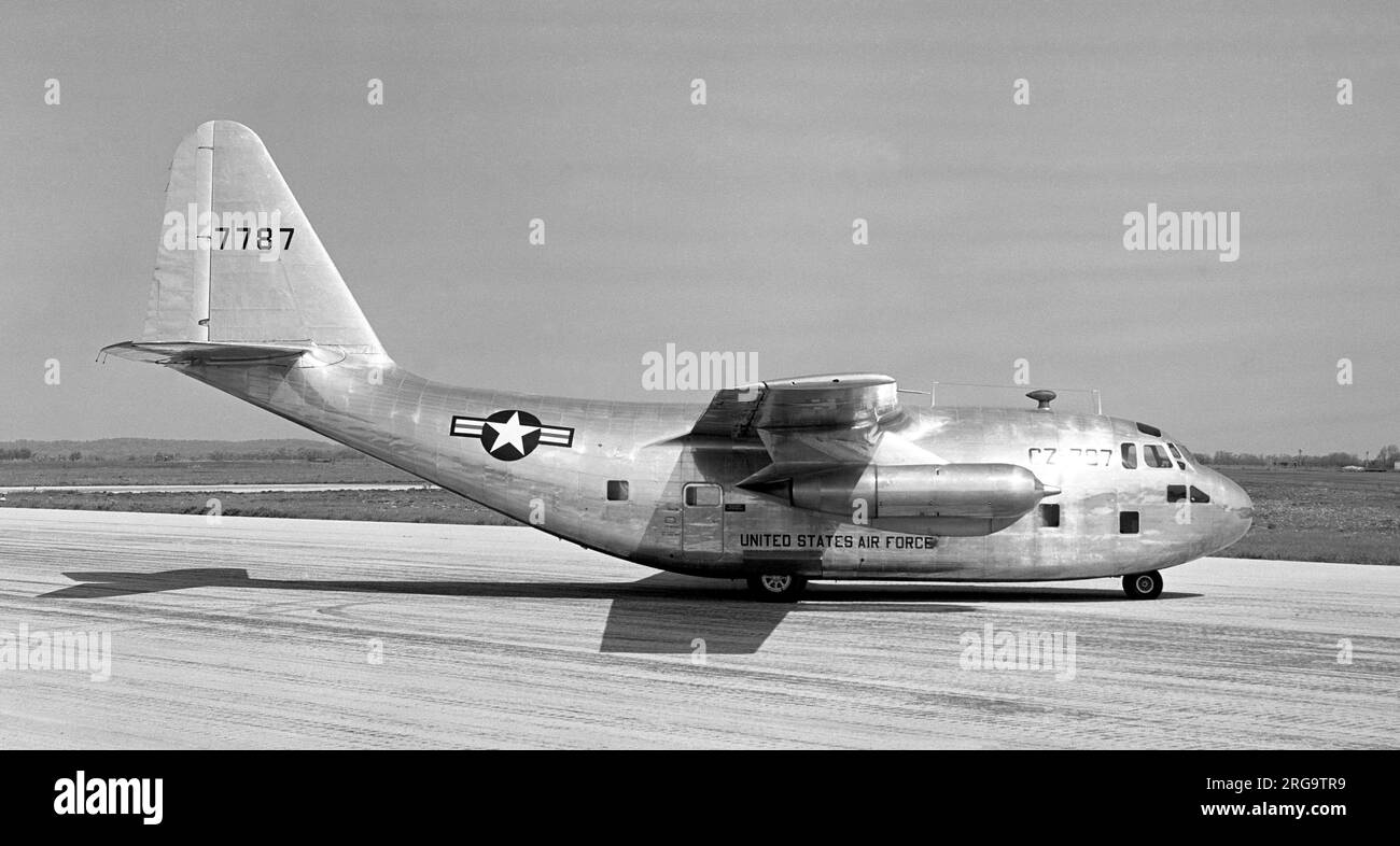 Chase XC-123A 47-787, Jet-betriebener Sturmflugzeug. 47-787 wurde am 2. Dezember 1946 als Prototyp eines Angriffsgleiters der Chase XCG-20 für das Projekt MX-879 bestellt. Die Bezeichnung der Chase Aircraft Corporation war MS-8. Am 11. Juni 1948 wurde 47-787 als XG-20 umbenannt und in den einzigen Jet-getriebenen XC-123A-Transport umgewandelt. Nach der Umstellung auf C-123 wurde der Standard 787 wieder in Stroukoff YC-123D umgewandelt. Mit zwei Pratt- und Whitney R-2800-Triebwerken, für Grenzschichtkontrollversuche, aber bekam eine neue Serie von 53-8068. Stockfoto