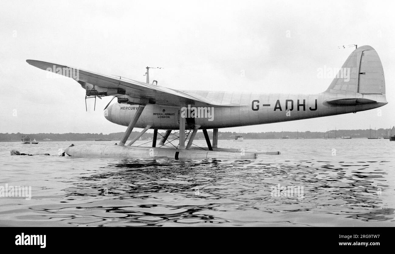 Short S.20 Mercury G-ADHJ von Imperial Airways Major Robert H. Mayo, Technical General Manager bei Imperial Airways, schlug vor, ein kleines Langstrecken-Wasserflugzeug auf ein größeres Trägerflugzeug zu montieren, wobei die kombinierte Leistung beider Flugzeuge genutzt werden sollte, um das kleinere Flugzeug auf Betriebshöhe zu bringen. Zu diesem Zeitpunkt würden sich die beiden Flugzeuge trennen, das Trägerflugzeug kehrte zur Basis zurück, während das andere zum Ziel flog. Stockfoto