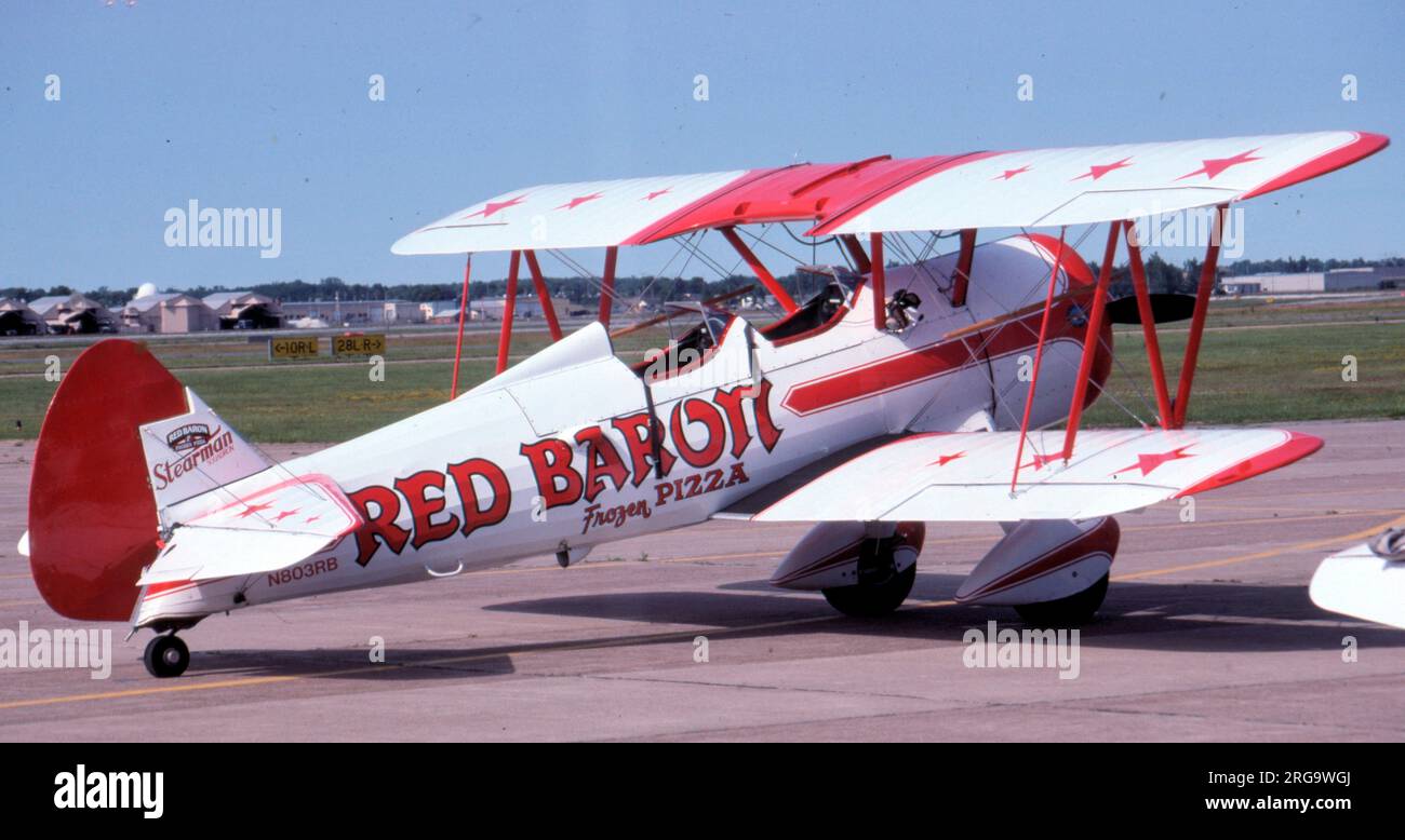 Boeing-Stearman A75N1 (PT-17) N803RB (msn 75-1668 - Militärserie 41-8109), „Red Baron“ der Stearman-Staffel, gesponsert von Red Baron Frozen Pizzas. Stockfoto