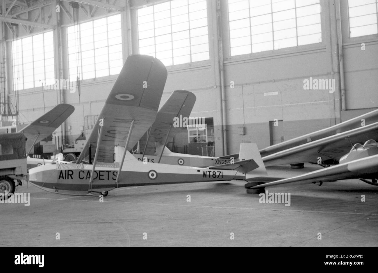 Slingsby T.31 Tandem Tutors und T.21b Sedburghs, 2-Sitzer-Segelflugzeuge, betrieben von der Royal Air Force im Namen der Air Cadets und der Combined Cadet Force. Stockfoto