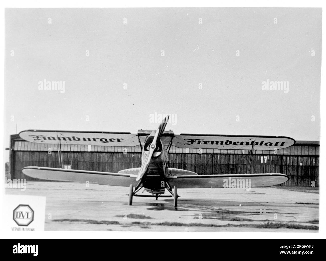Albatros L.72c Albis D-1140 (msn 10108) der Hamburger Fremdenblatt-Zeitung. Die L.72 wurde höchstwahrscheinlich als Bomber während der frühen geheimen deutschen Wiederaufrüstungsprogramme studiert, Albatros in Berlin-Johannisthal präsentierte dieses traditionelle Doppeldecker als Transport. Die renommierte Pressegruppe Ullstein AG aus Berlin bestellte zwei Flugzeuge für die schnelle Zustellung von Zeitungen. Als L-72b bezeichnet, wurden sie am 8. April 1926 ausgeliefert (c-n 10074 D-888, c-n 10075 D-890). Die Zeitungen, verpackt in Bündeln, stapeln sich in vertikalen Gestellen, die im Rumpf montiert sind. Ein mechanisches System ermöglichte es den Piloten Stockfoto
