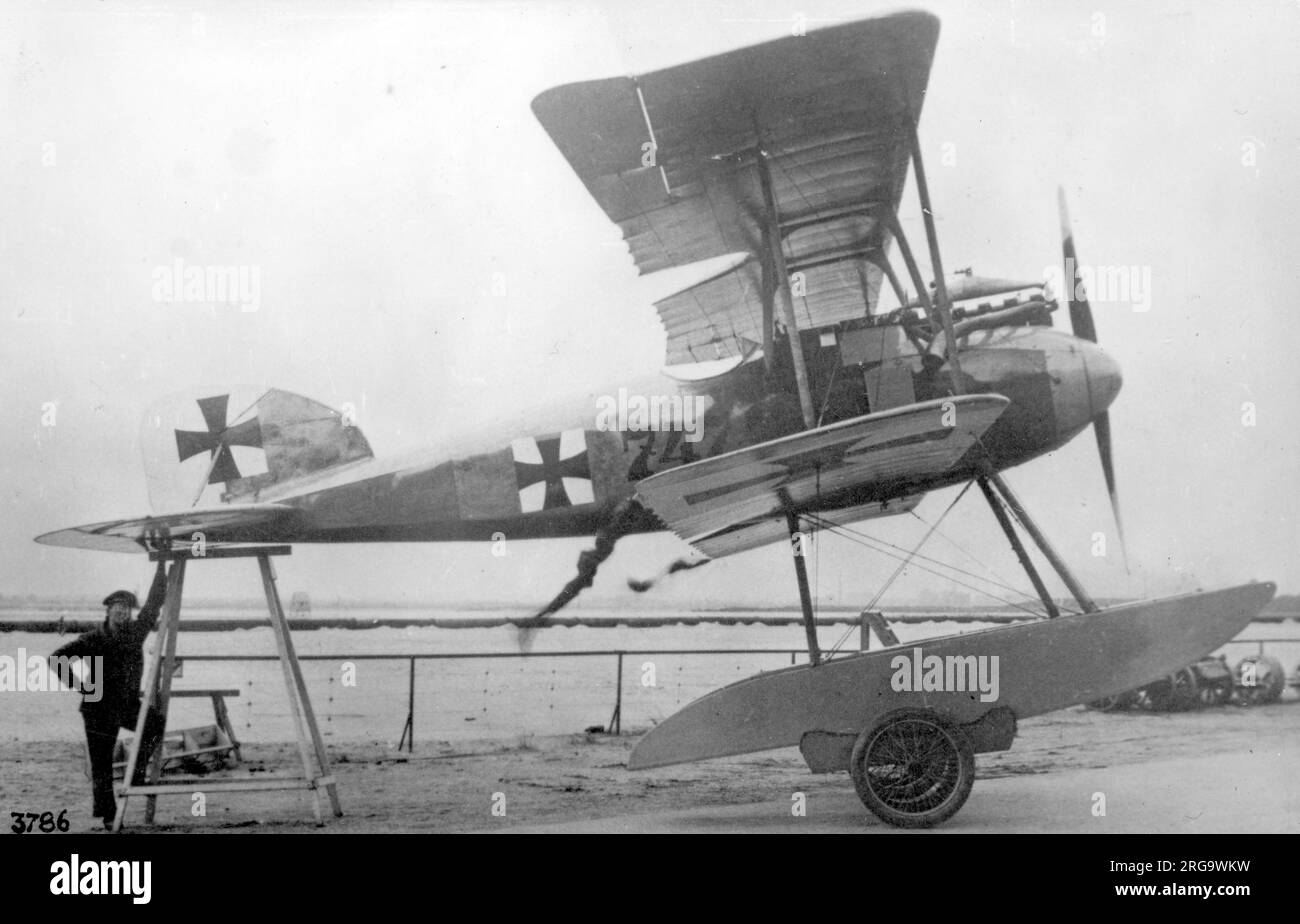 Kaiserliche Marine – Albatros W.4 „747“, Prototyp der W.4, die seit September 1916 von der Marine-Fliegerabteilung betrieben wurde. Ein aus dem Landflugzeug Albatros D.I oder D.II abgeleiteter Wasserflugzeug mit einigen größeren Modifikationen, z. B. größeren Flügeln und Flossen, sowie mit Sperrholz überzogenen Schwanzflächen. Stockfoto