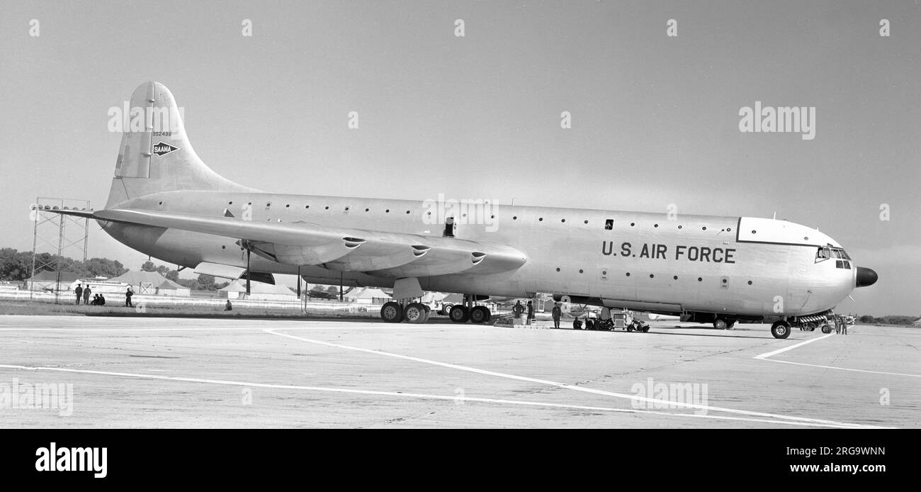 United States Air Force – Consolidated XC-99 43-52436. Erster Flug am 23. November 1947. Flog von San Antonio, Texas, über Bermuda und die Azoren nach Frankfurt, Deutschland, auf einem Jungfernflug und erster Halt außerhalb der USA am 12. August 1953, zurück am 19. August 1953.nach Pensionierung aufgrund von Metallermüdung, Der XC-99 wurde auf dem Luftwaffenstützpunkt Kelly bei San Antonio, Texas, öffentlich ausgestellt. Schließlich verschlechterte sich das Flugzeug und wurde 1993 dem USAF Museum in Wright-Patterson AFB, Dayton, Ohio gespendet. Die Demontage des Flugzeugs begann im April 2004 in Kelly Field. Beim Summ Stockfoto