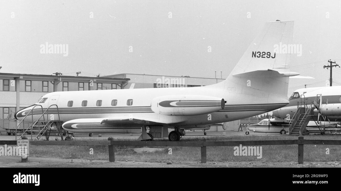 Lockheed Jetstar N329J 1. Prototyp (msn 1001) am Flughafen Vancouver, als Lehrflugzeugzelle beim Pacific Vocational Institute. Der Prototyp JetStars wurde von zwei Turbojet-Triebwerken von Bristol Siddeley Orpheus angetrieben. Später wurden die Flugzeuge zunächst von vier Pratt & Whitney JT12 Turbojets angetrieben, die durch vier Garrett TFE 731 Turboventilatoren ersetzt wurden, in Umbauten und in der Produktionslinie. Stockfoto