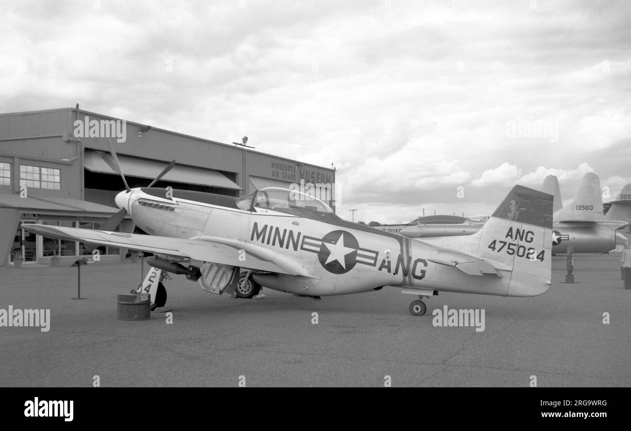 (Ehemals Minnesota Air National Guard) North American P-51D Mustang 44-75024 (msn 122-41564) vor dem Minn ANG Museum in den Farben von Minn ANG. 1948: USAF 96. FS (82. FG). Verkauft auf dem zivilen Markt und registriert als N96JM. 2017 Uhr: Ausstellung mit dem war Eagles Air Museum am Flughafen Dona Ana, Santa Teresa, New Mexico. Stockfoto