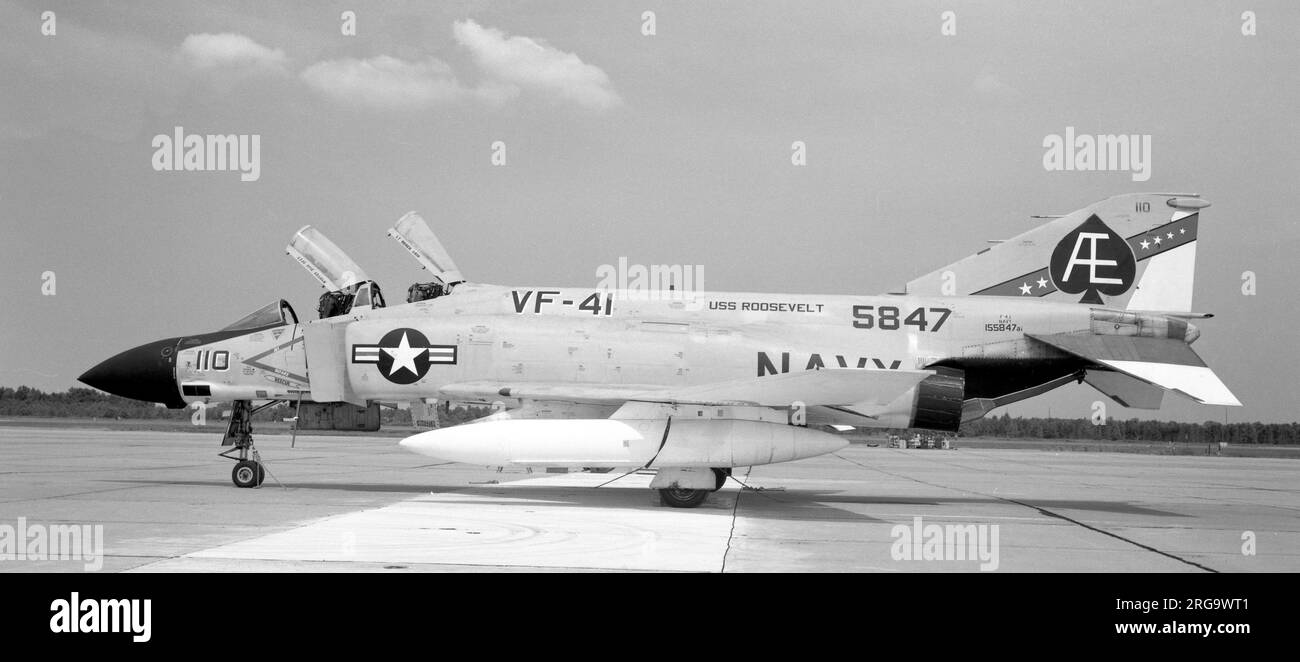 US Navy - McDonnell Douglas F-4J Phantom 155847 (Einheitencode 'AE', Rufzeichen '110') von VF-41, auf der USS Roosevelt. VF-41 AS AE-110,1976: VF-103 AS AC-207. Aktualisiert auf F-4S. Februar 1991: Außer Betrieb genommen an Marine Corps Air Station Cherry Point, NC. Umgewandelt in QF-4S Drohne.22. Oktober 2003: Abgeschrieben bei einem Bodenunfall. Das Wrack wurde auf San Nicholas Island, CA, abgeladen. Stockfoto