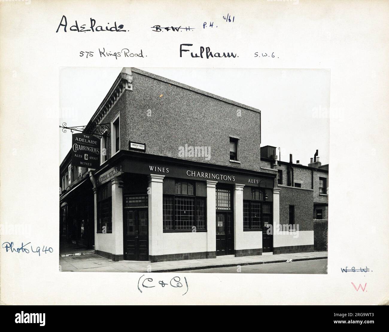 Foto von Adelaide PH, Fulham, London. Die Hauptseite des Aufdrucks (hier abgebildet) zeigt: Ecke auf der Ansicht des Pubs. Auf der Rückseite des Aufdrucks (auf Anfrage erhältlich) ist Folgendes angegeben: Trading Record 1929 . 1965 für die Adelaide, Fulham, London SW6 2EB. Seit Juli 2018 . Geschlossen 1997, aber wieder geöffnet als Cafe.Bar Lunasa um 2001. 2005 wurde das Restaurant 'Vamos da Tapas' umgebaut und 2008 war es ein Lampengeschäft. Charles Edwards. Stockfoto