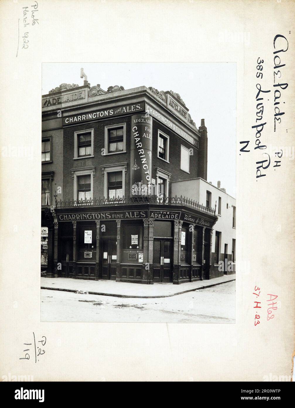 Foto von Adelaide PH, Islington (Alt), London. Die Hauptseite des Aufdrucks (hier abgebildet) zeigt: Ecke auf der Ansicht des Pubs. Auf der Rückseite des Aufdrucks (auf Anfrage erhältlich) ist Folgendes angegeben: Trading Record 1921 . 1931 für Adelaide, Islington (Alt), London N1 1NP. Seit Juli 2018 . Abgerissen und wiederaufgebaut 1936-7 Stockfoto