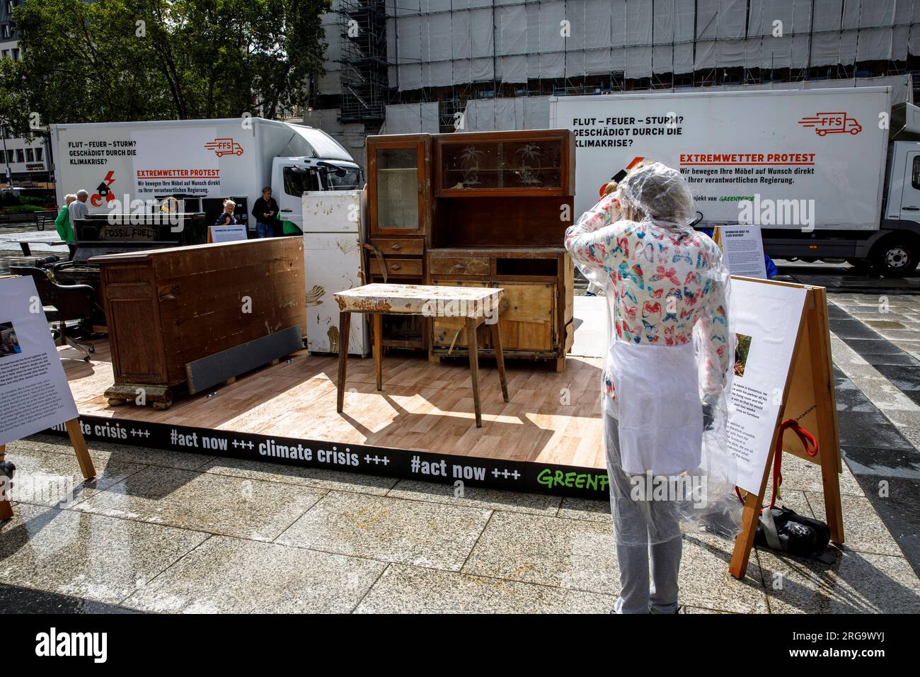 Um auf die Folgen des Klimawandels aufmerksam zu machen, hat die Umweltschutzorganisation Greenpeace eine Wohnung am Roncalliplatz errichtet Stockfoto