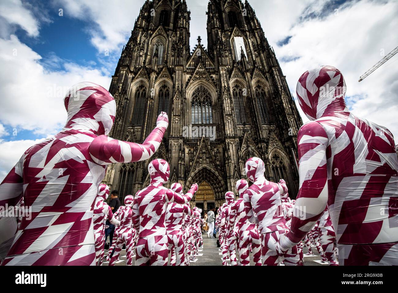 Mit der Installation "zerschmetterte Seelen... Der Künstler Dennis Josef Meseg macht auf die Fälle von Misshandlungen in der katholischen Kirche aufmerksam. Stockfoto