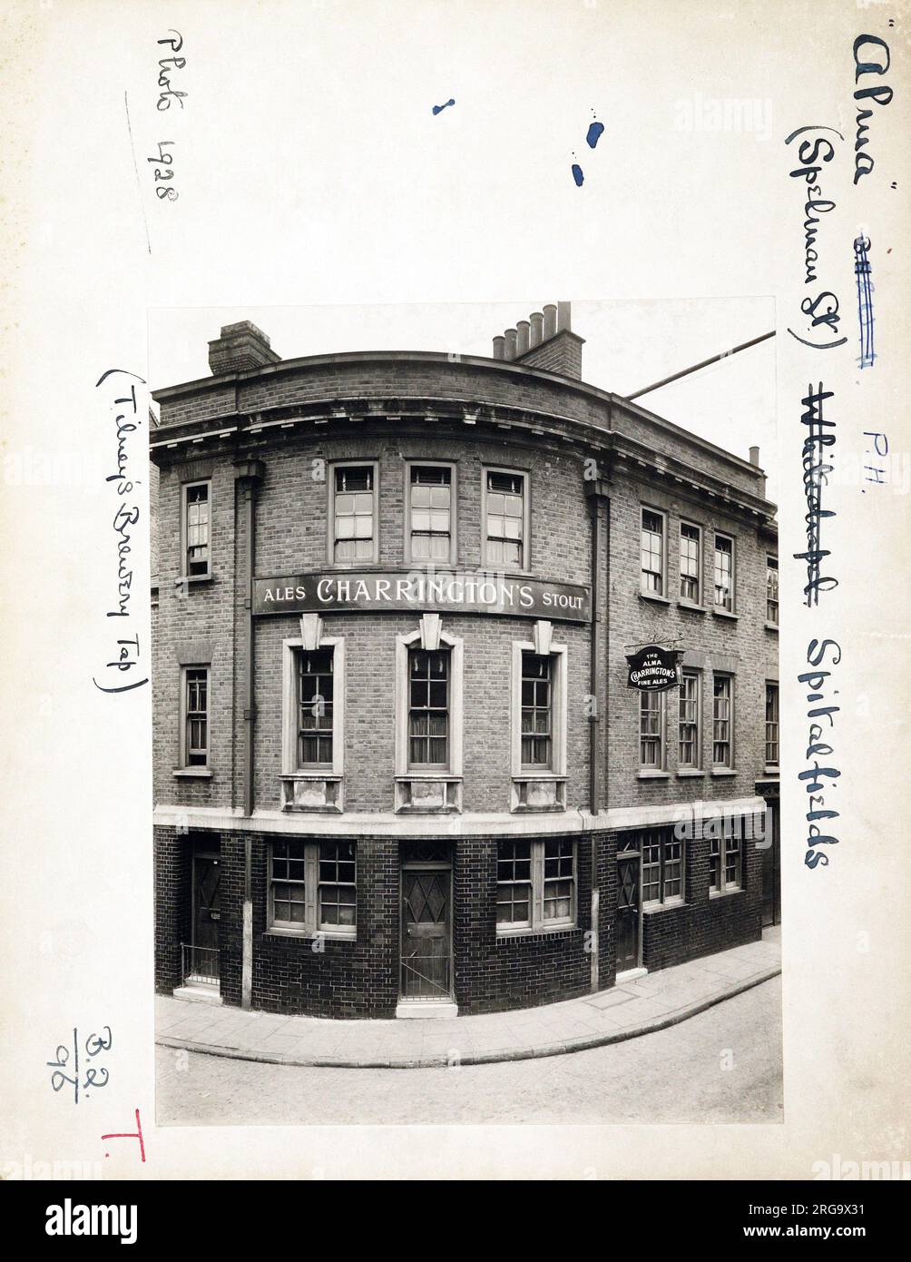 Foto von Alma PH, Spitalfields, London. Die Hauptseite des Aufdrucks (hier abgebildet) zeigt: Ecke auf der Ansicht des Pubs. Auf der Rückseite des Aufdrucks (auf Anfrage erhältlich) ist Folgendes angegeben: Trading Record 1928 . 1964 für die Alma, Spitalfields, London E1 5LQ. Seit Juli 2018 . Kein Pub mehr. Heimstadion des Providence Housing Trust. Stockfoto
