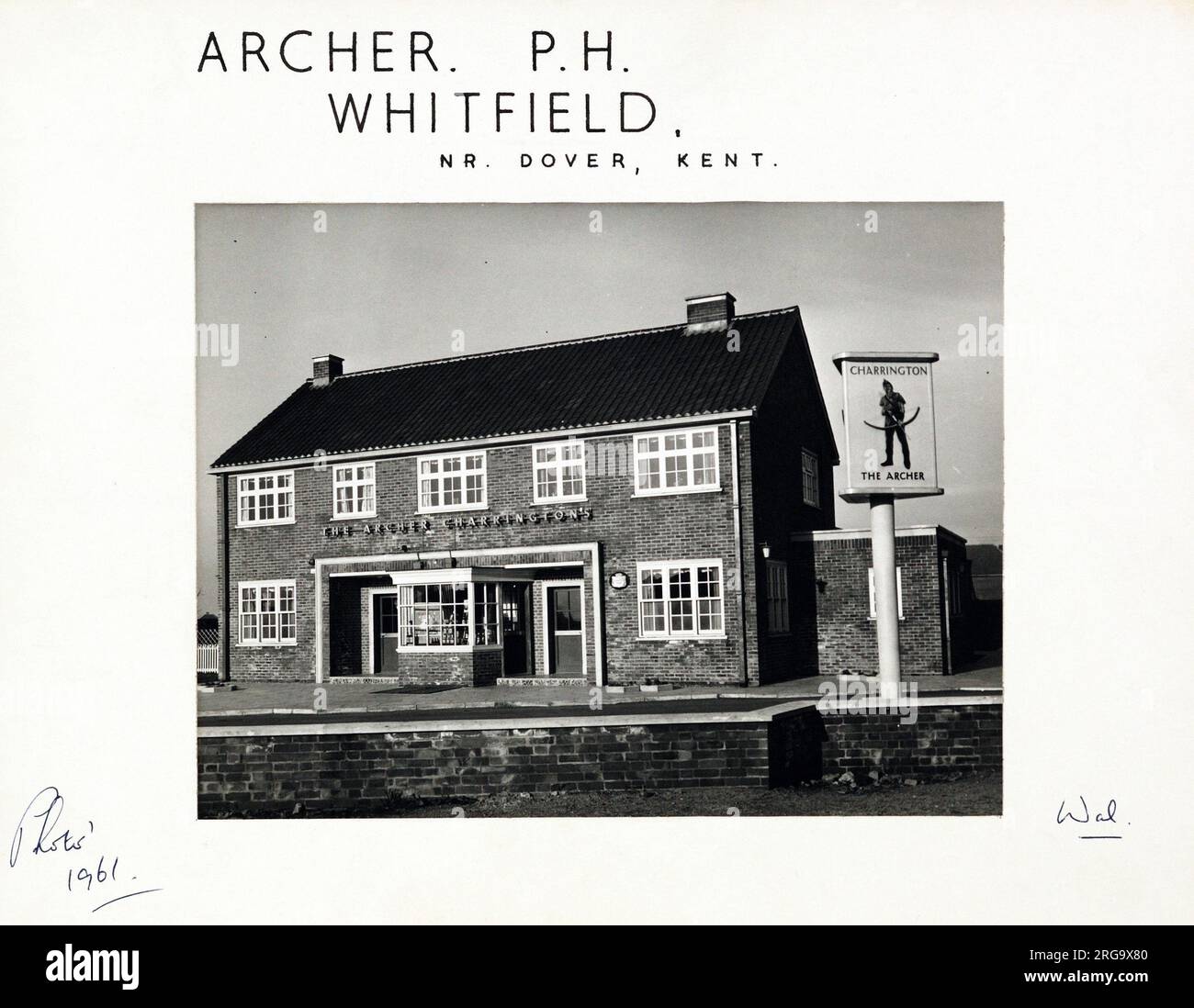 Foto von Archer PH, Whitfield, Kent. Die Hauptseite des Aufdrucks (hier abgebildet) zeigt: Die rechte Seite des Pubs. Auf der Rückseite des Aufdrucks (auf Anfrage erhältlich) ist Folgendes angegeben: Trading Record 1960 . 1963 für den Archer, Whitfield, Kent CT16 3LG. Seit Juli 2018 . Brakspear Pub Co Stockfoto