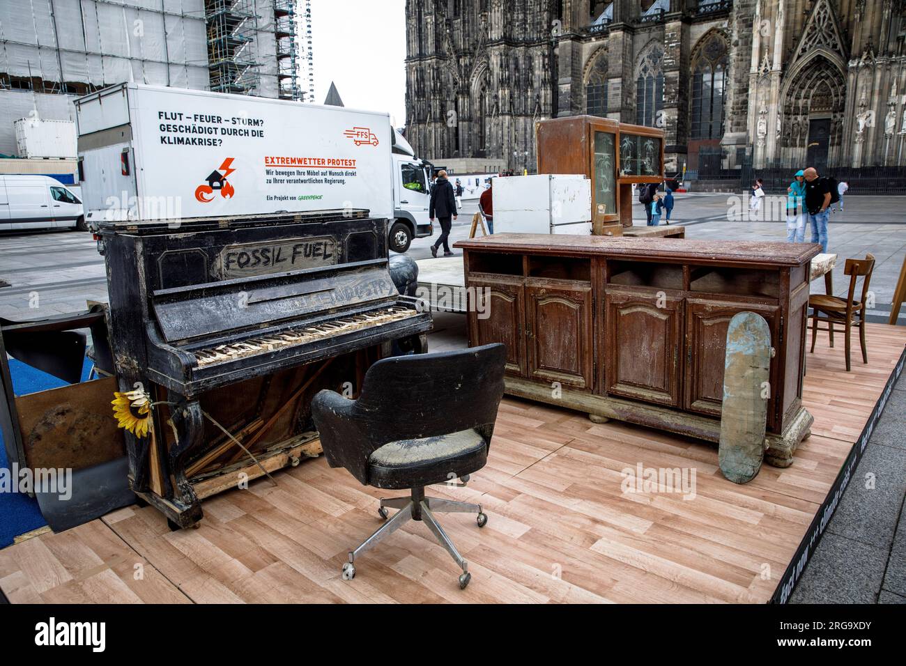 Um auf die Folgen des Klimawandels aufmerksam zu machen, hat die Umweltschutzorganisation Greenpeace eine Wohnung am Roncalliplatz errichtet Stockfoto