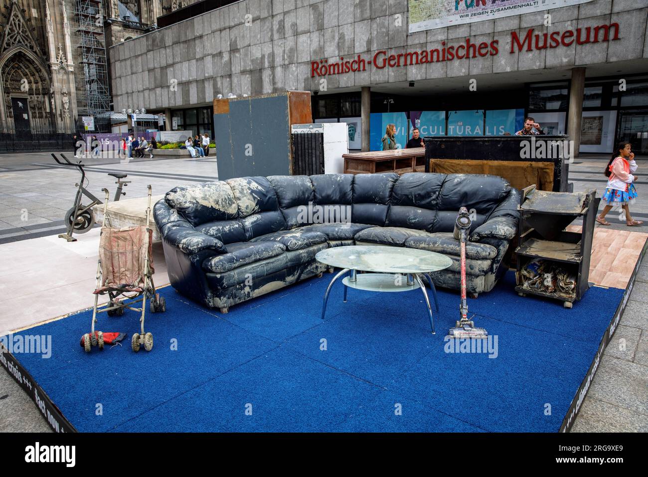 Um auf die Folgen des Klimawandels aufmerksam zu machen, hat die Umweltschutzorganisation Greenpeace eine Wohnung am Roncalliplatz errichtet Stockfoto