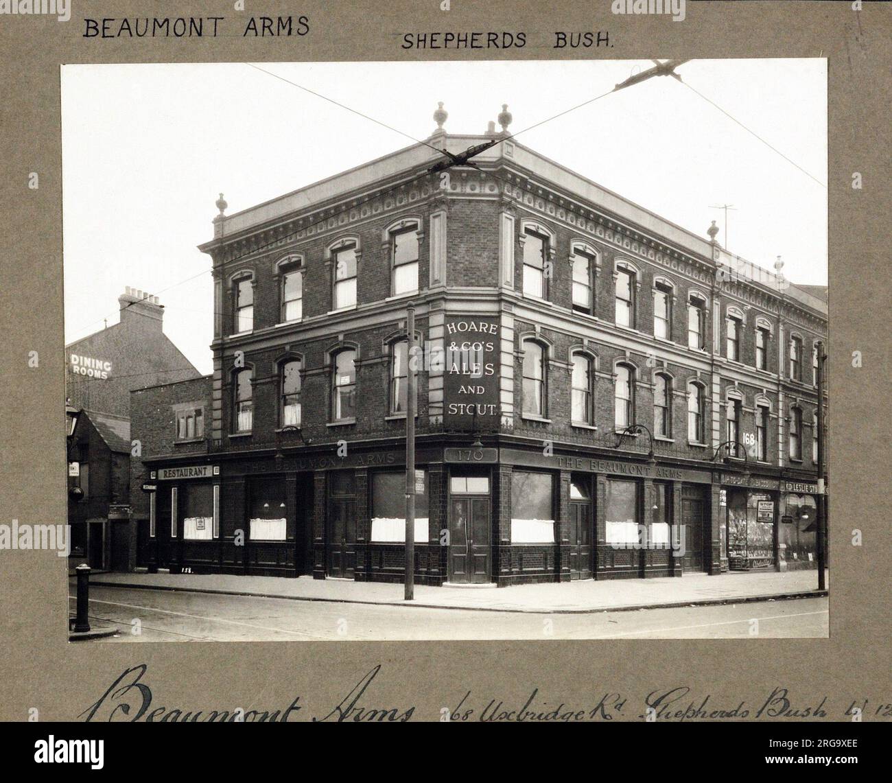 Foto von Beaumont Arms, Shepherds Bush, London. Die Hauptseite des Aufdrucks (hier abgebildet) zeigt: Ecke auf der Ansicht des Pubs. Details auf der Rückseite des Aufdrucks (auf Anfrage erhältlich): Nichts für Beaumont Arms, Shepherds Bush, London W12 8AA. Seit Juli 2018 . Jetzt Schweißen Die Überläufer Stockfoto