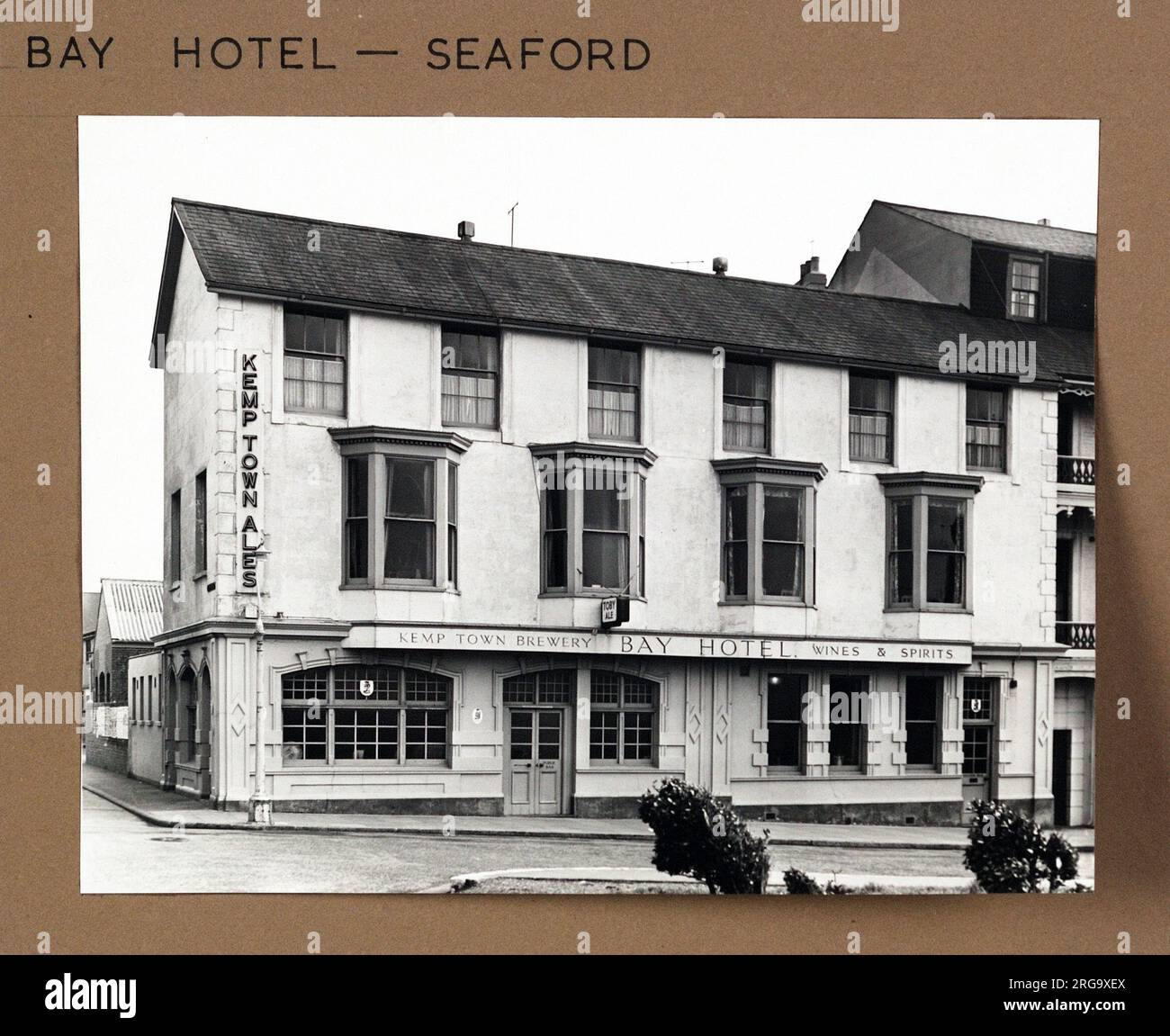 Foto von Bay Hotel, Seaford, Sussex. Die Hauptseite des Aufdrucks (hier abgebildet) zeigt: Linke Seite in der Ansicht des Pubs. Die Rückseite des Aufdrucks (auf Anfrage erhältlich) Details: Nichts für das Bay Hotel, Seaford, Sussex BN25 1EP. Seit Juli 2018 . Umbenannt In Kings Head . Ein Elvis-Presley-Pub Stockfoto