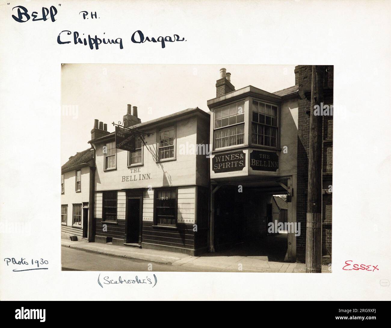 Foto von Bell PH, Chipping Ongar, Essex. Die Hauptseite des Aufdrucks (hier abgebildet) zeigt: Die rechte Seite des Pubs. Auf der Rückseite des Aufdrucks (auf Anfrage erhältlich) ist Folgendes angegeben: Trading Record 1928 . 1961 für die Bell, Chipping Ongar, Essex CM5 9JA. Seit Juli 2018 . Familienbesitz Stockfoto