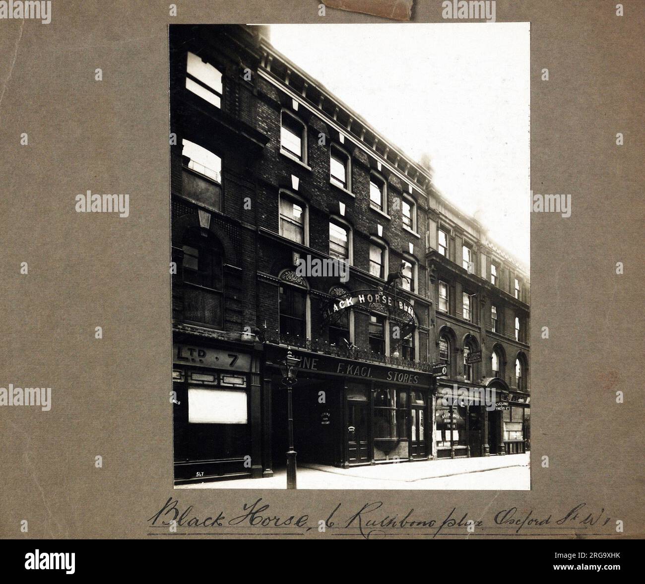 Foto von Black Horse PH, Oxford Street, London. Die Hauptseite des Aufdrucks (hier abgebildet) zeigt: Linke Seite in der Ansicht des Pubs. Auf der Rückseite des Aufdrucks (auf Anfrage erhältlich) steht: Nichts für das Black Horse, Oxford Street, London W1T 1HL. Seit Juli 2018 . Jetzt wird die Site für Byron genutzt. burger-Haus Stockfoto