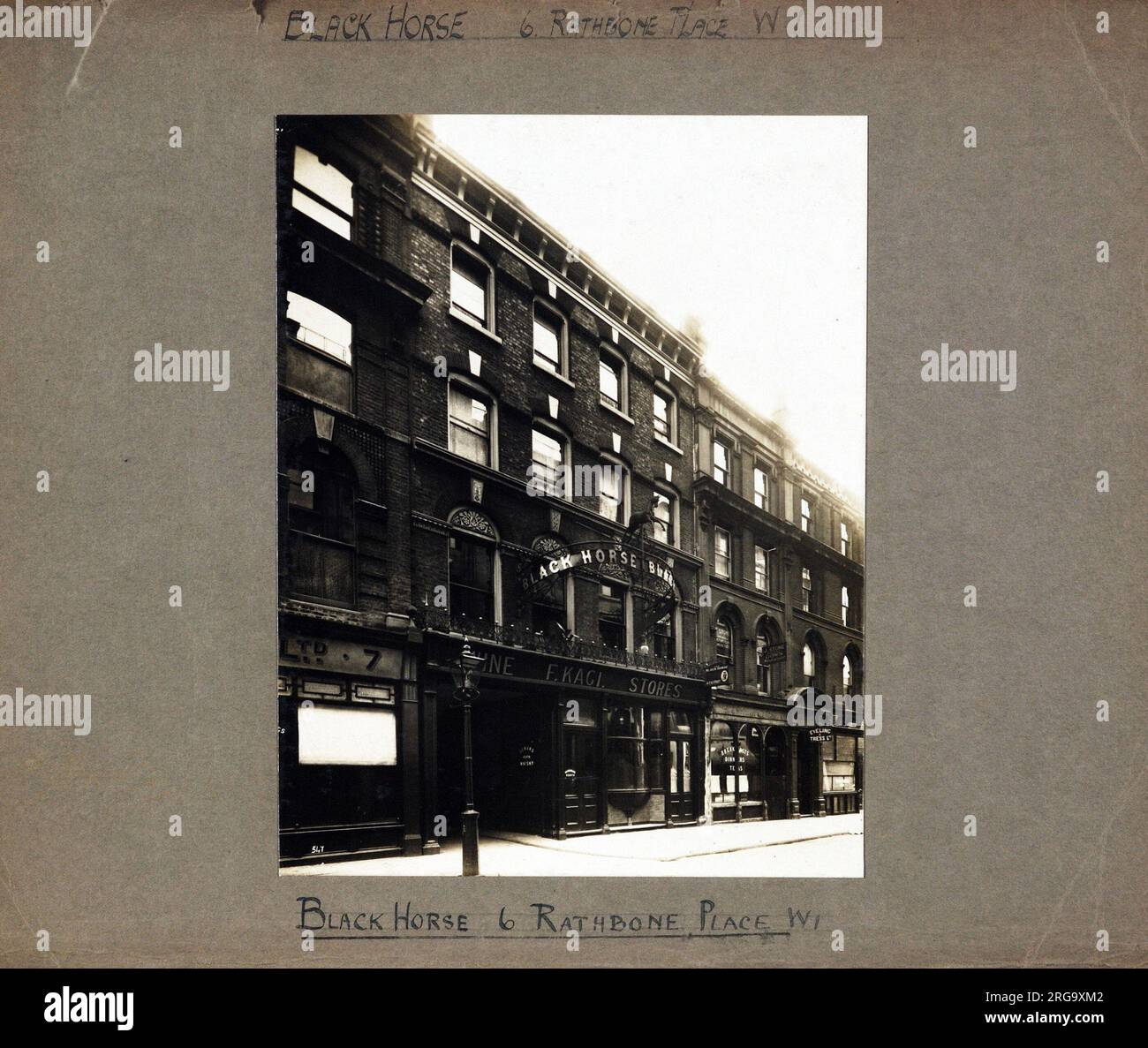 Foto von Black Horse PH, Oxford Street, London. Die Hauptseite des Aufdrucks (hier abgebildet) zeigt: Linke Seite in der Ansicht des Pubs. Auf der Rückseite des Aufdrucks (auf Anfrage erhältlich) steht: Nichts für das Black Horse, Oxford Street, London W1T 1HL. Seit Juli 2018 . Jetzt wird die Site für Byron genutzt. burger-Haus Stockfoto