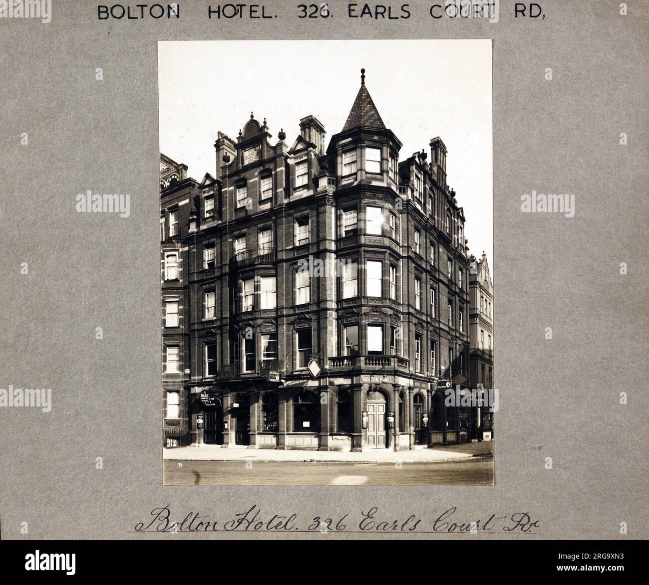 Foto: Bolton Hotel, South Kensington, London. Die Hauptseite des Aufdrucks (hier abgebildet) zeigt: Ecke auf der Ansicht des Pubs. Die Rückseite des Aufdrucks (auf Anfrage erhältlich) Details: Nichts für das Bolton Hotel, South Kensington, London SW5 9BQ. Seit Juli 2018 . Privatbesitz Stockfoto