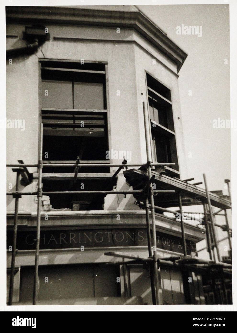 Foto: Maurer Arms, Norwood (Alt), London. Die Hauptseite des Aufdrucks (hier abgebildet) zeigt: Foto eines im Bau befindlichen Pubs. Auf der Rückseite des Aufdrucks (auf Anfrage erhältlich) finden Sie Details: Fotografen-ID für die Bricklayers Arms, Norwood (Alt), London SE27 0TL. Seit Juli 2018 . Die alte Kneipe litt unter Trockenfäule, wurde also ausgeweidet und wieder aufgebaut Stockfoto