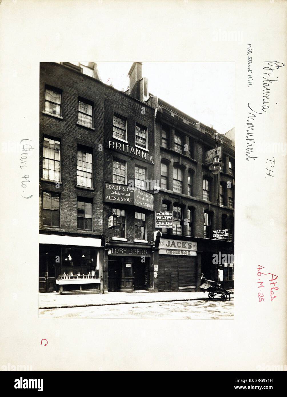 Foto von Britannia PH, Monument, London. Die Hauptseite des Aufdrucks (hier abgebildet) zeigt: Linke Seite in der Ansicht des Pubs. Auf der Rückseite des Aufdrucks (auf Anfrage erhältlich) ist Folgendes angegeben: Trading Record 1934 . 1946 für die Britannia, Monument, London EC3R 6AJ. Seit Juli 2018 . Stonegate Pub Co Stockfoto