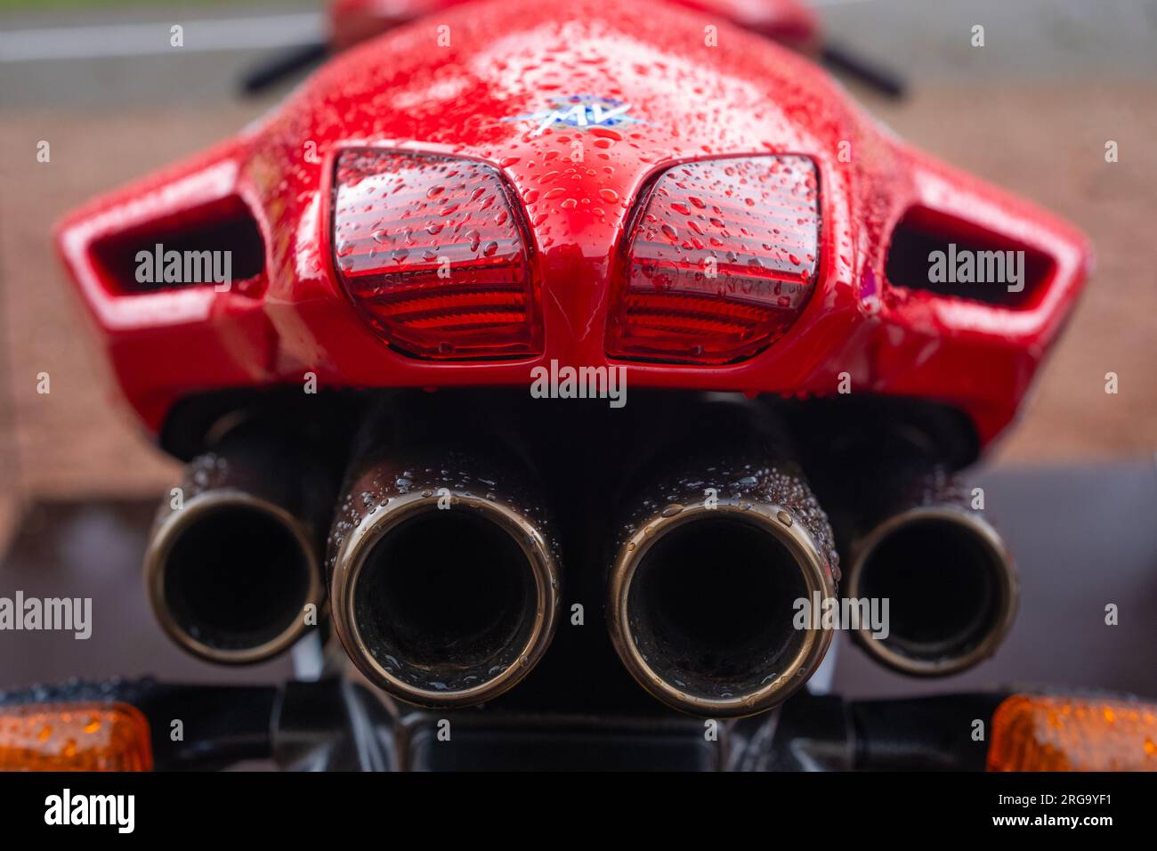 Die hinteren Bremsleuchten und der Auspuffbereich eines roten MV Augusta Italian Sportmotorrads Stockfoto