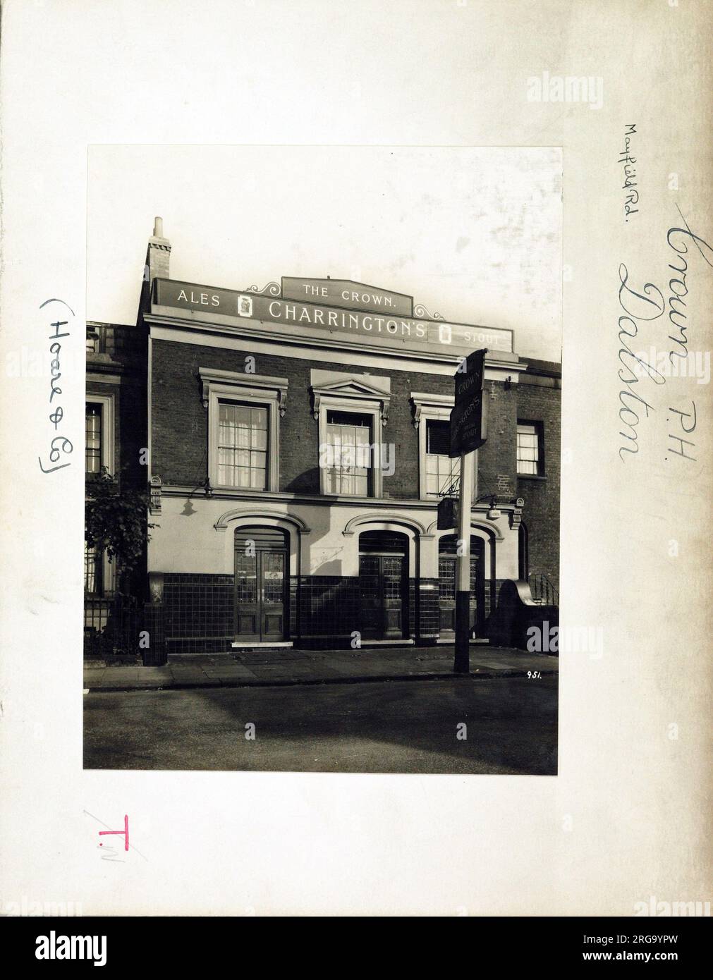 Foto von Crown PH, Dalston, London. Die Hauptseite des Aufdrucks (hier abgebildet) zeigt: Linke Seite in der Ansicht des Pubs. Auf der Rückseite des Aufdrucks (auf Anfrage erhältlich) ist Folgendes angegeben: Trading Record 1934 . 1961 für die Crown, Dalston, London E8 4BB. Seit Juli 2018 . Abgerissen. Diese Straße existiert nicht mehr (außer im Süden) Stockfoto