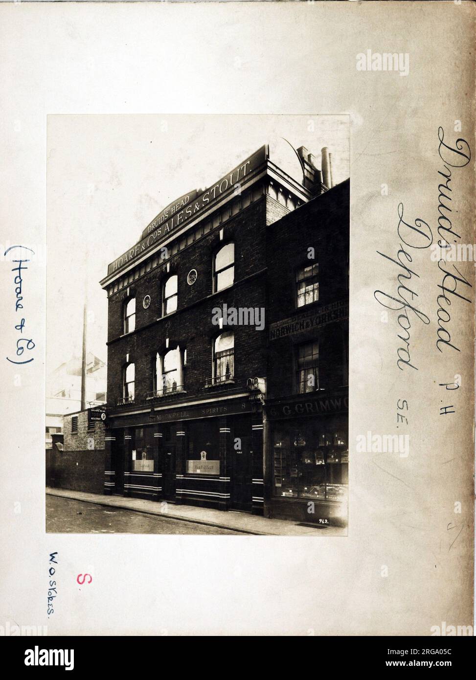 Foto von Druids Head PH, Deptford, London. Die Hauptseite des Aufdrucks (hier abgebildet) zeigt: Die rechte Seite des Pubs. Auf der Rückseite des Aufdrucks (auf Anfrage erhältlich) ist Folgendes angegeben: Trading Record 1934 . 1961 für die Druids Head, Deptford, London SE8 4SD. Seit Juli 2018 . In den 70er Jahren abgerissen, zusammen mit dem Rest der Straße Stockfoto