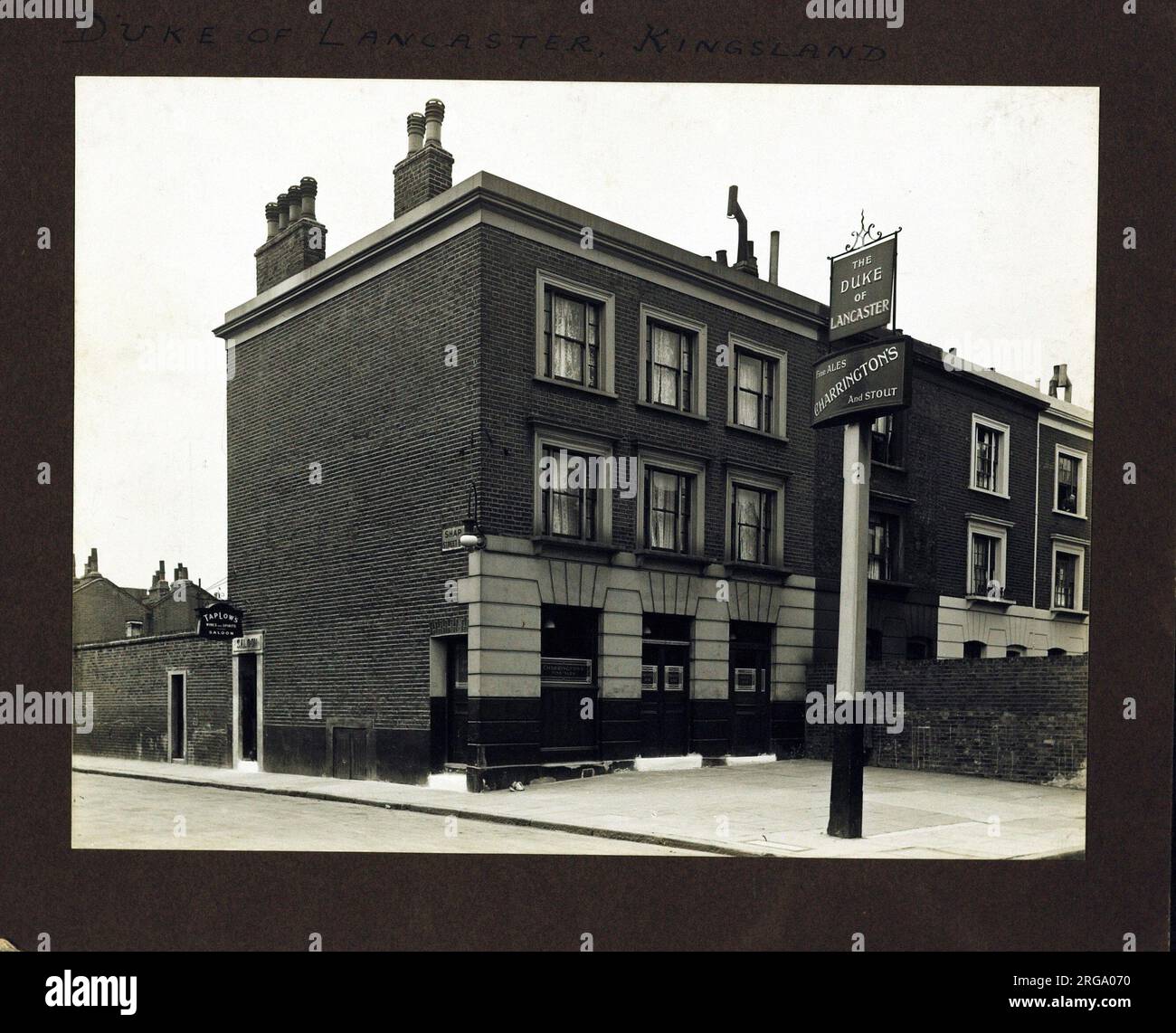 Foto: Herzog von Lancaster PH, Shoreditch, London. Die Hauptseite des Aufdrucks (hier abgebildet) zeigt: Linke Seite in der Ansicht des Pubs. Auf der Rückseite des Aufdrucks (auf Anfrage erhältlich) steht: Nichts für den Herzog von Lancaster, Shoreditch, London E2 8FP. Seit Juli 2018 . Abgerissen für jede Menge Wohnungen Stockfoto