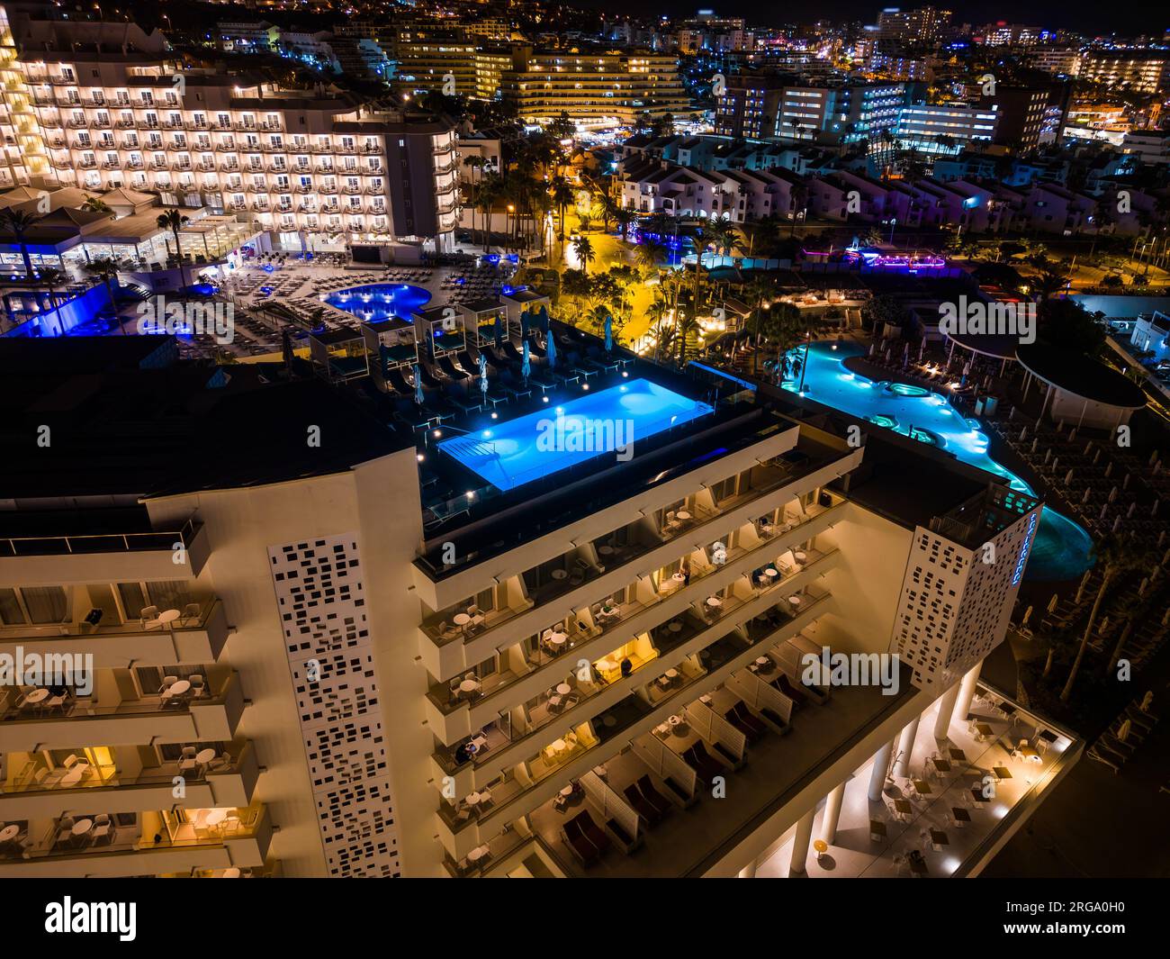 Moderner Swimmingpool mit blauer Wasserbeleuchtung auf dem Dach des Hotels, Teneriffa Stockfoto