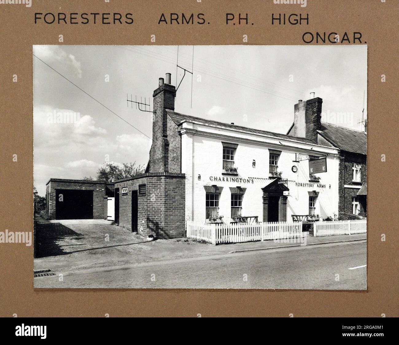 Foto: Foresters Arms, High Ongar, Essex. Die Hauptseite des Aufdrucks (hier abgebildet) zeigt: Linke Seite in der Ansicht des Pubs. Auf der Rückseite des Aufdrucks (auf Anfrage erhältlich) finden Sie Details: Nichts für die Foresters Arms, High Ongar, Essex CM5 9NH. Seit Juli 2018 . Privatbesitz Stockfoto