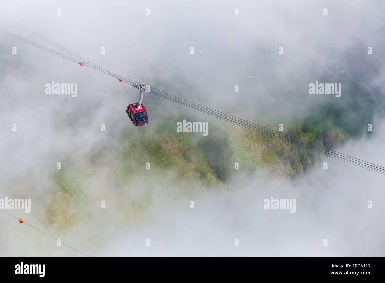 Toller Blick auf die moderne „Dragon Ride“-Seilbahn, die die Pilatus Kulm Bergstation erreicht. Von oben können Sie die rote Hütte langsam sehen... Stockfoto